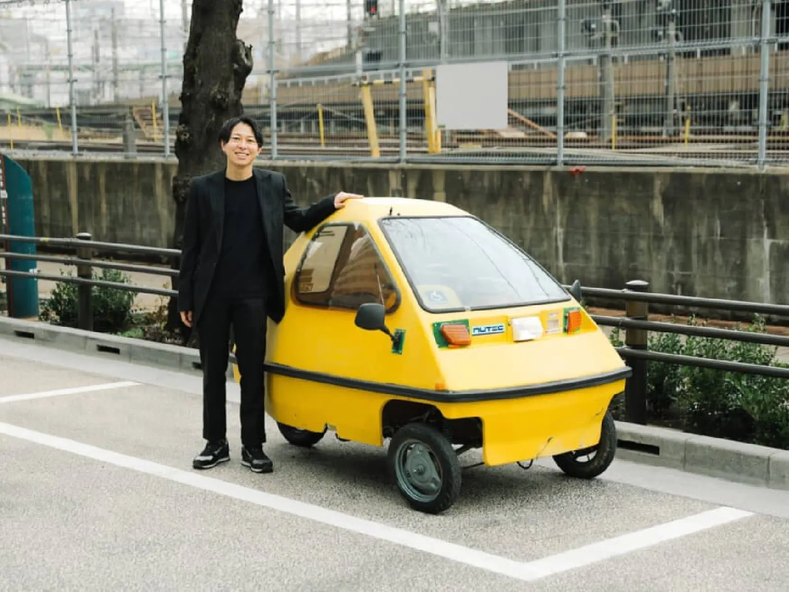 日本賽車手織田祥平開微型車 BUBU501暢遊東京澀谷，「1 人座的三輪車」比超跑還吸睛！