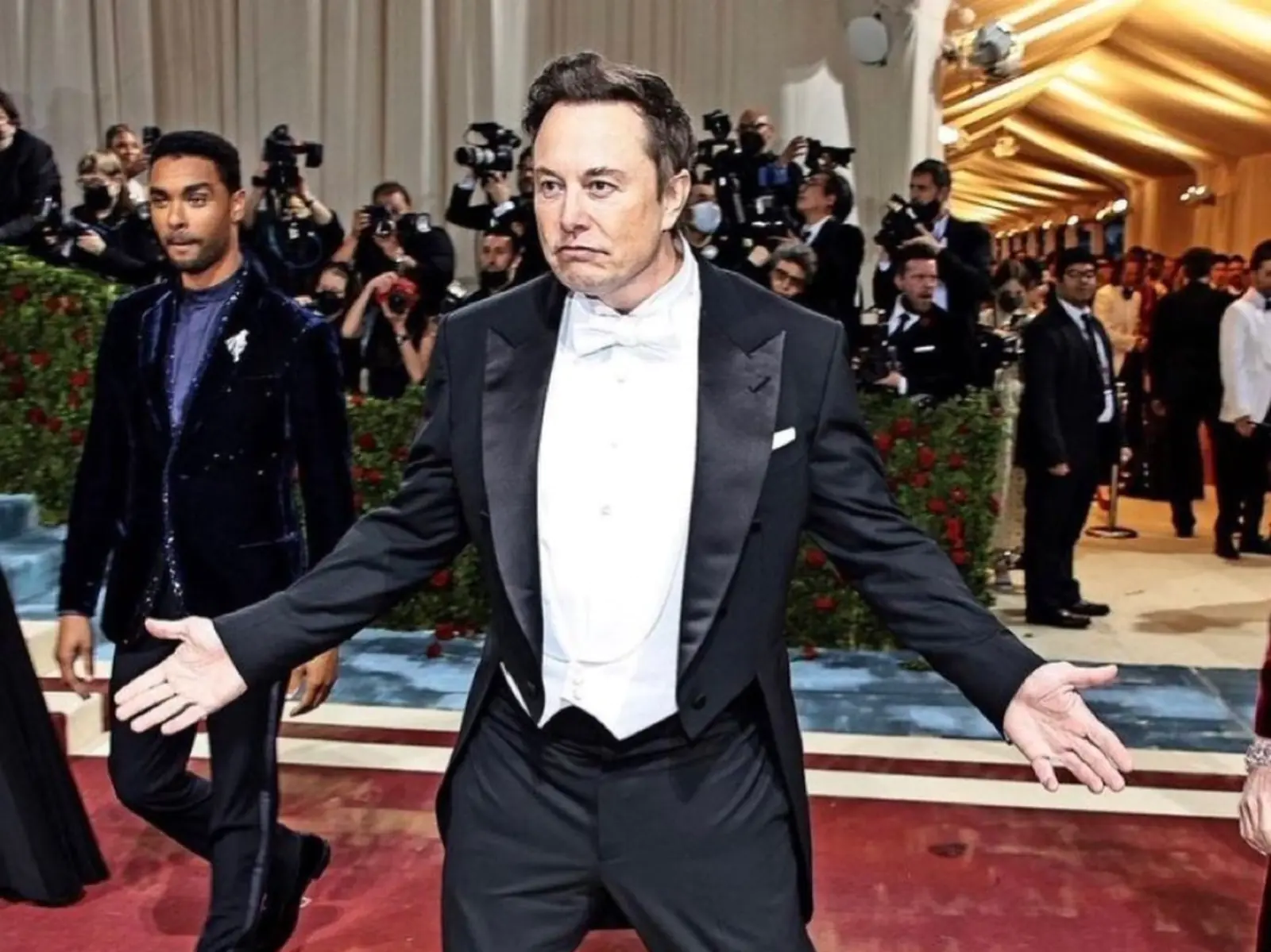 馬斯克 Elon Musk 出席 2022 MET Gala 時尚盛宴！收購 Twitter 臉上難掩喜樂！