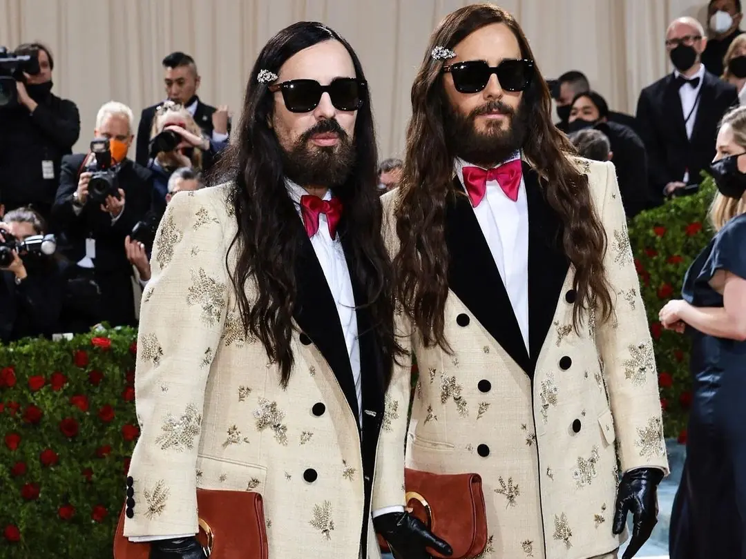 2022 Met Gala 男星紅毯穿搭一覽：經典西裝造型、亮色印花穿搭等 4 大指標回顧！