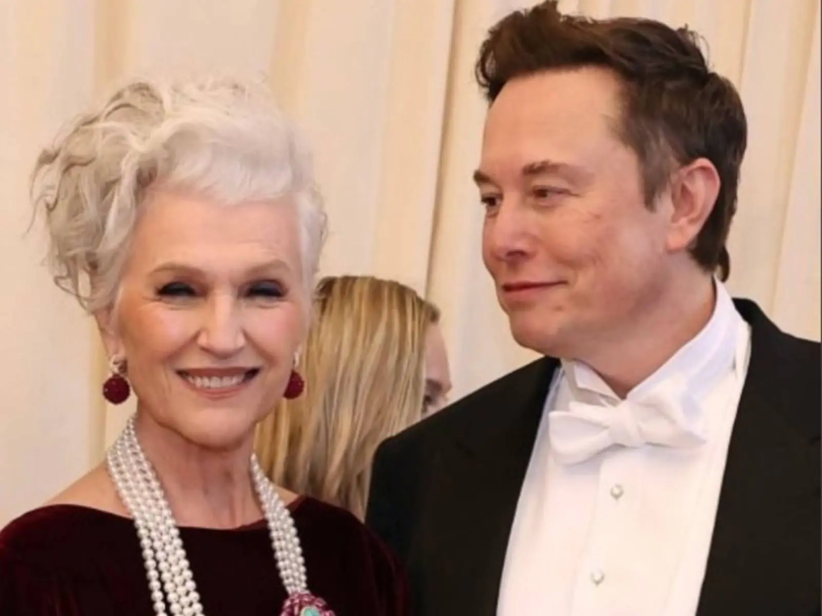馬斯克分享股市經驗「買你所信」，媽媽 Maye Musk 轉發：「你 14 歲就催我買股賺 3 倍」