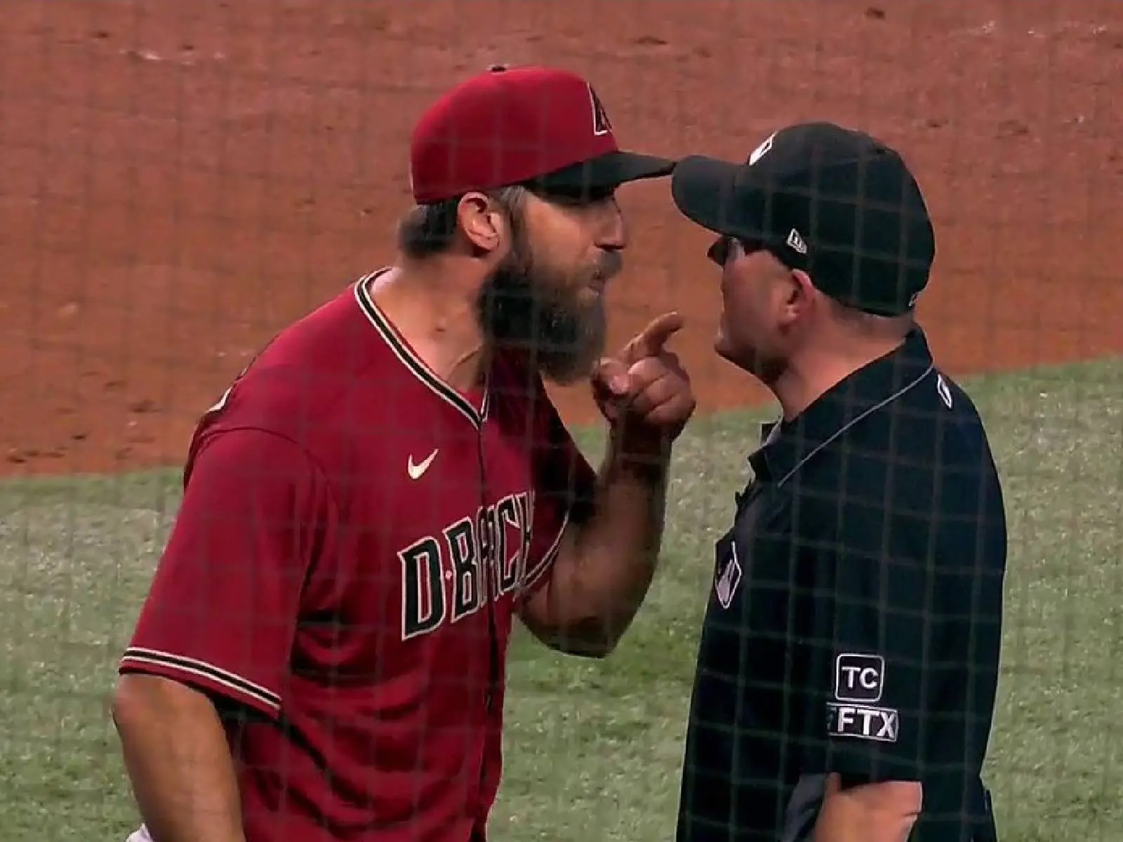 MLB／響尾蛇投手 Bumgarner 不滿「手被檢查太久」與裁判發生爭執，馬林魚投手僅 2 秒完成！