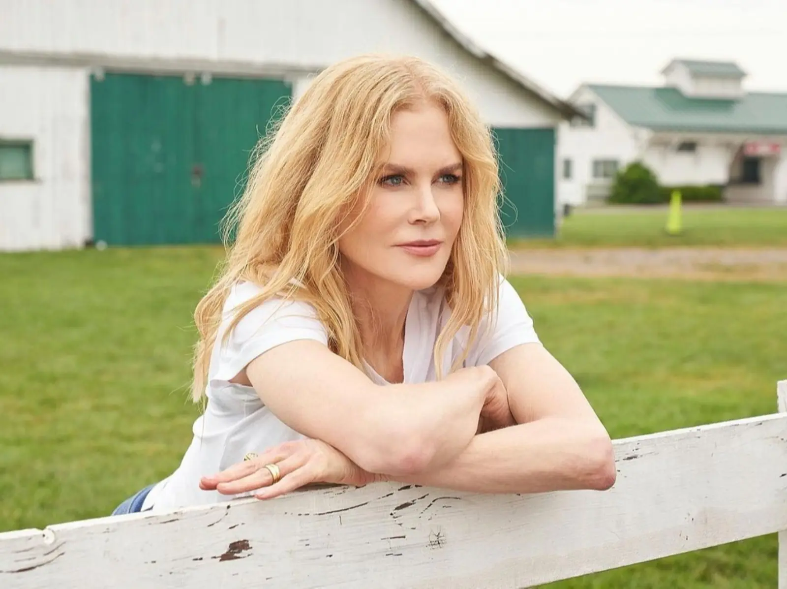 妮可基嫚 Nicole Kidman 曬片場自拍，超緊繃臉蛋引網吃驚：「看上去面目全非！」