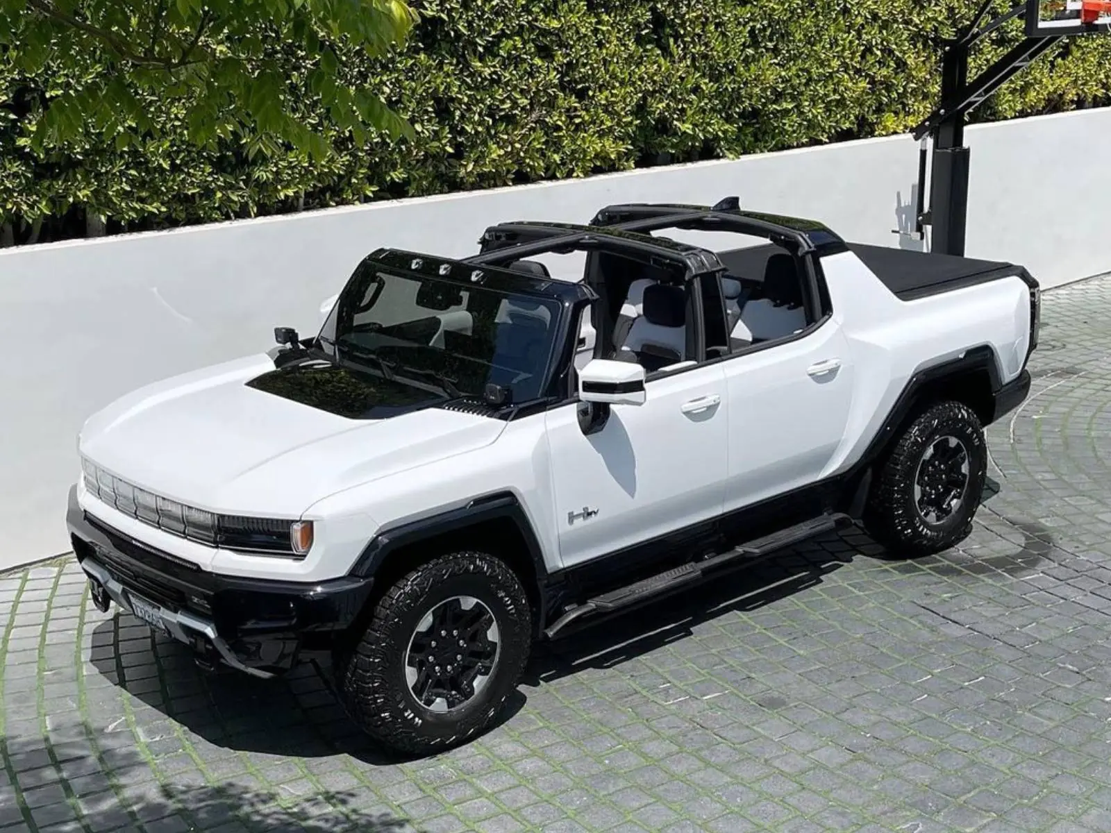 「詹皇」LeBron James 亮相愛車電動悍馬 Hummer EV，媽媽也曾借錢買悍馬 H2 當他 18 歲禮物！