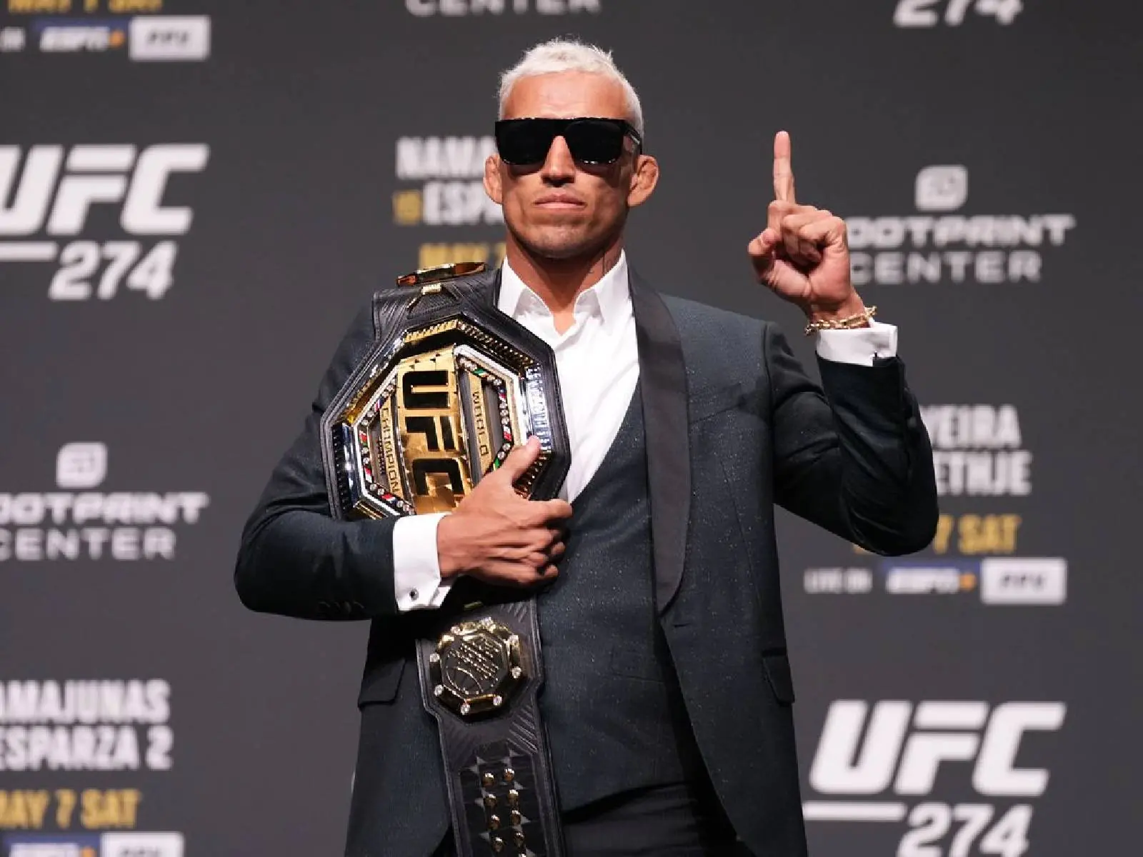 UFC 輕量級冠軍「奧師傅」Charles Oliveira 因超重 0.5 磅而被拔除冠軍頭銜，前對手：「這是種恥辱」
