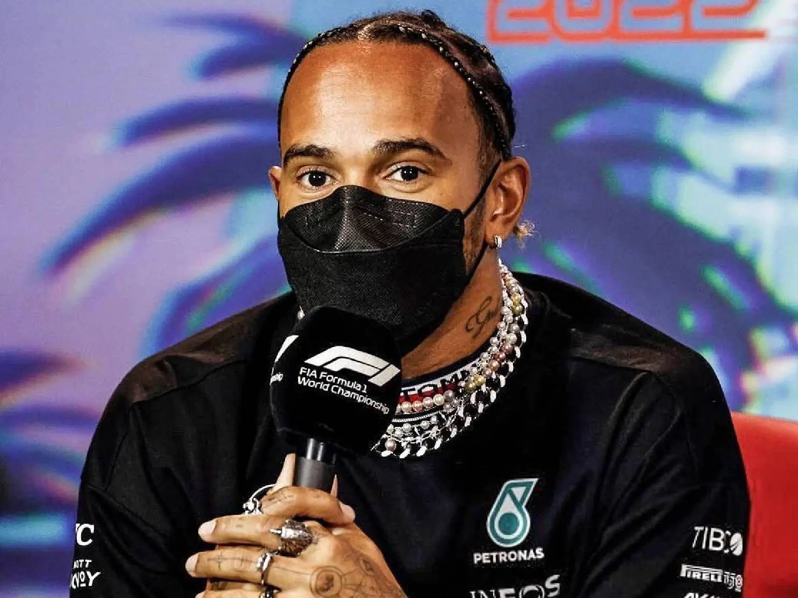 F1 七屆冠軍車王 Lewis Hamilton 手戴 3 只手錶、8 枚戒指抗議新規定，遭小舒馬克砲轟：「幼稚」