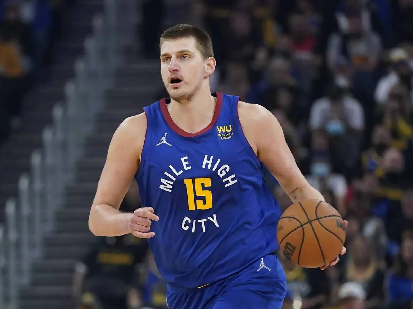 NBA／Nikola Jokic 坐馬車、穿背心短褲領 MVP，坦言：「我會告訴我的孩子，以前籃球打得真的很棒」