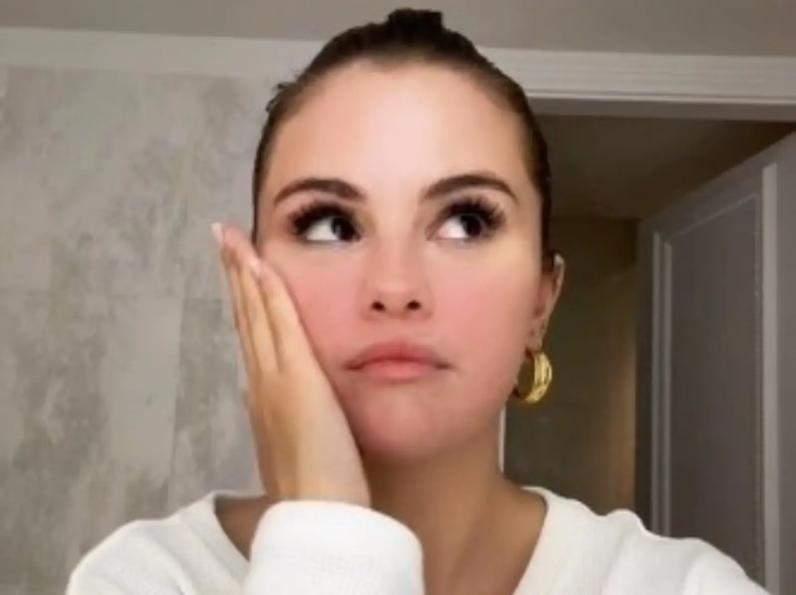 賽琳娜 Selena Gomez 同步拍影片狂翻白眼，疑似嘲笑 Hailey Bieber 遭酸：「公然欺負其他女性！」