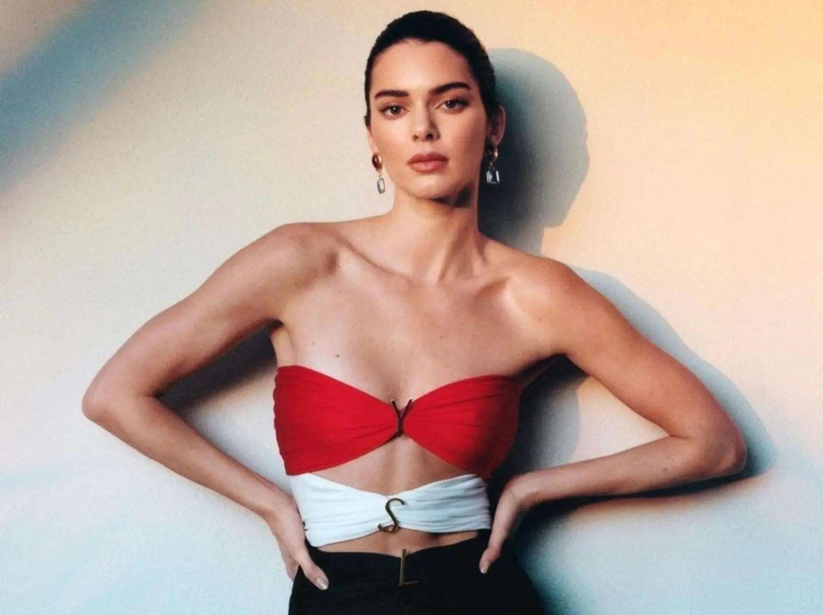 坎達兒珍娜 Kendall Jenner 不會切小黃瓜，親媽急喊私廚幫切遭網酸：「完全沒有生活技能！」
