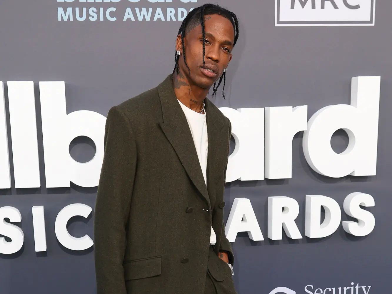 Travis Scott 上腳這款台幣 8 萬 Nike Dunk SB 限量神鞋，高調宣佈重回舞台！