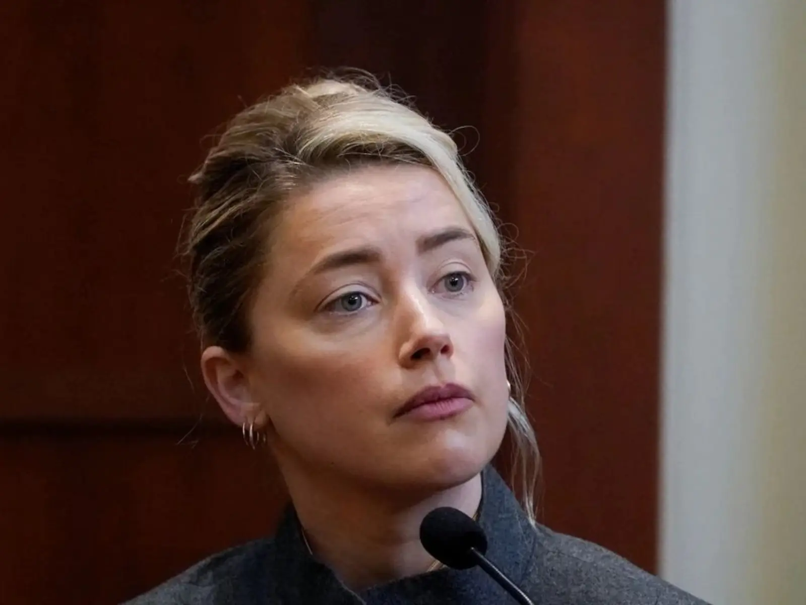 安柏赫德 Amber Heard 稱傷口靠化妝遮住、床上排泄物是強尼戴普狗大的：「吃雜草腸胃有問題！」
