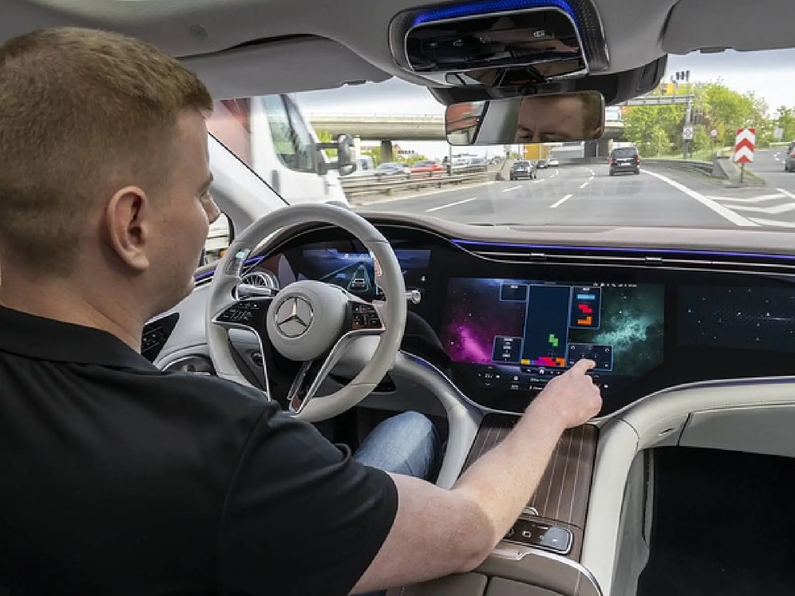 賓士開放 L3 自駕系統 Drive Pilot 最低 15 萬購買，限速 60 公里下能不握方向盤！