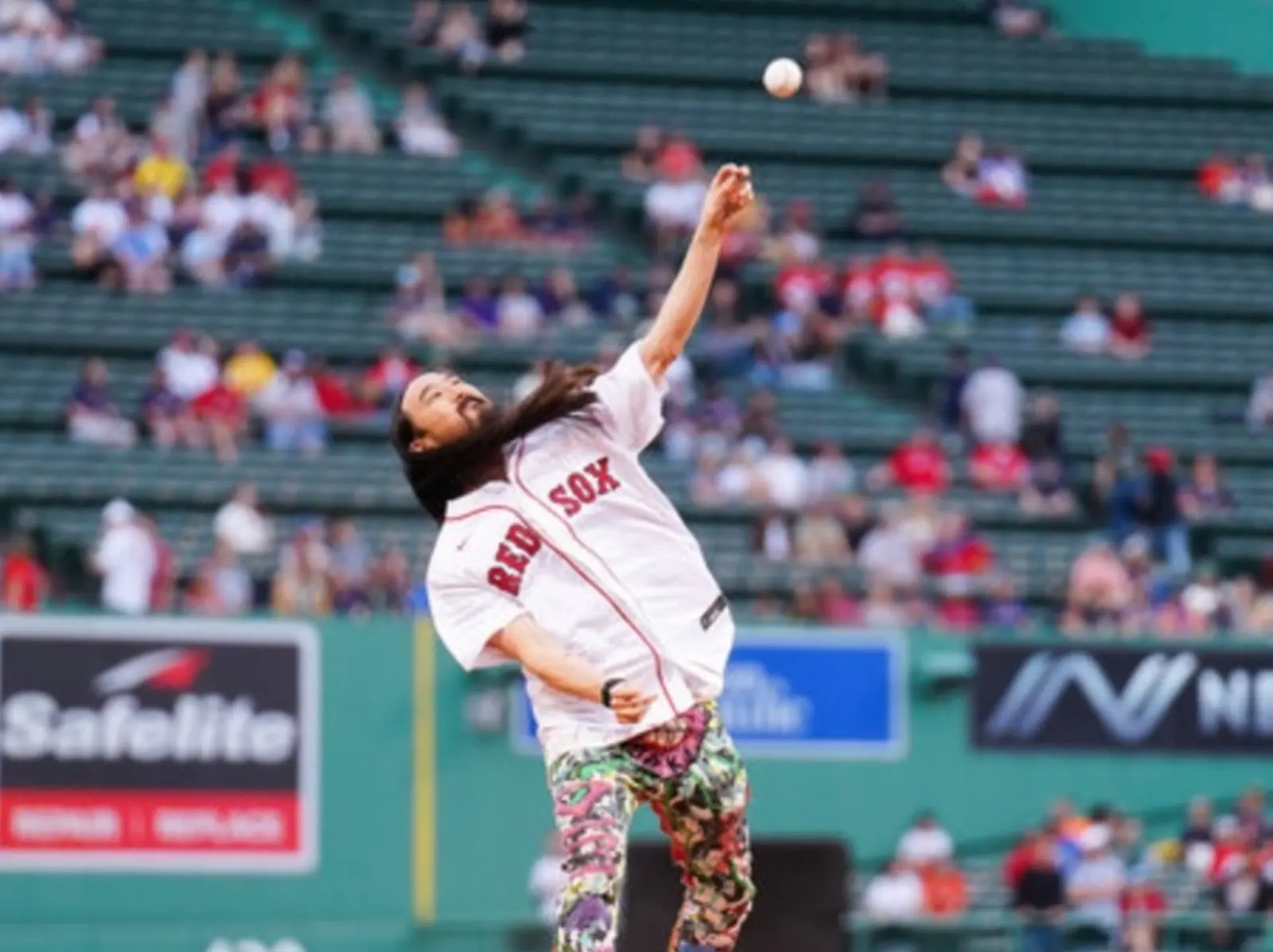 美國 MLB 紅襪隊邀請 DJ Steve Aoki 擔任開球嘉賓，卻投出「超級大暴投」被球迷笑稱「史上最爛」！