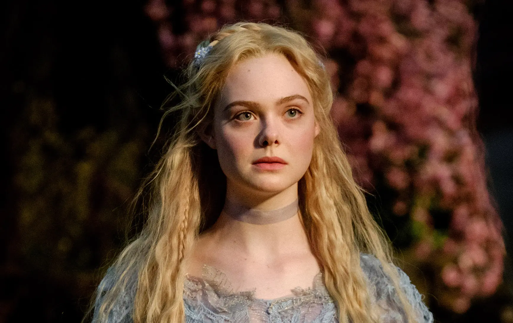 艾兒芬妮 Elle Fanning 穿露背禮服現身坎城影展，雪白肌＋甜美美貌成全場焦點！