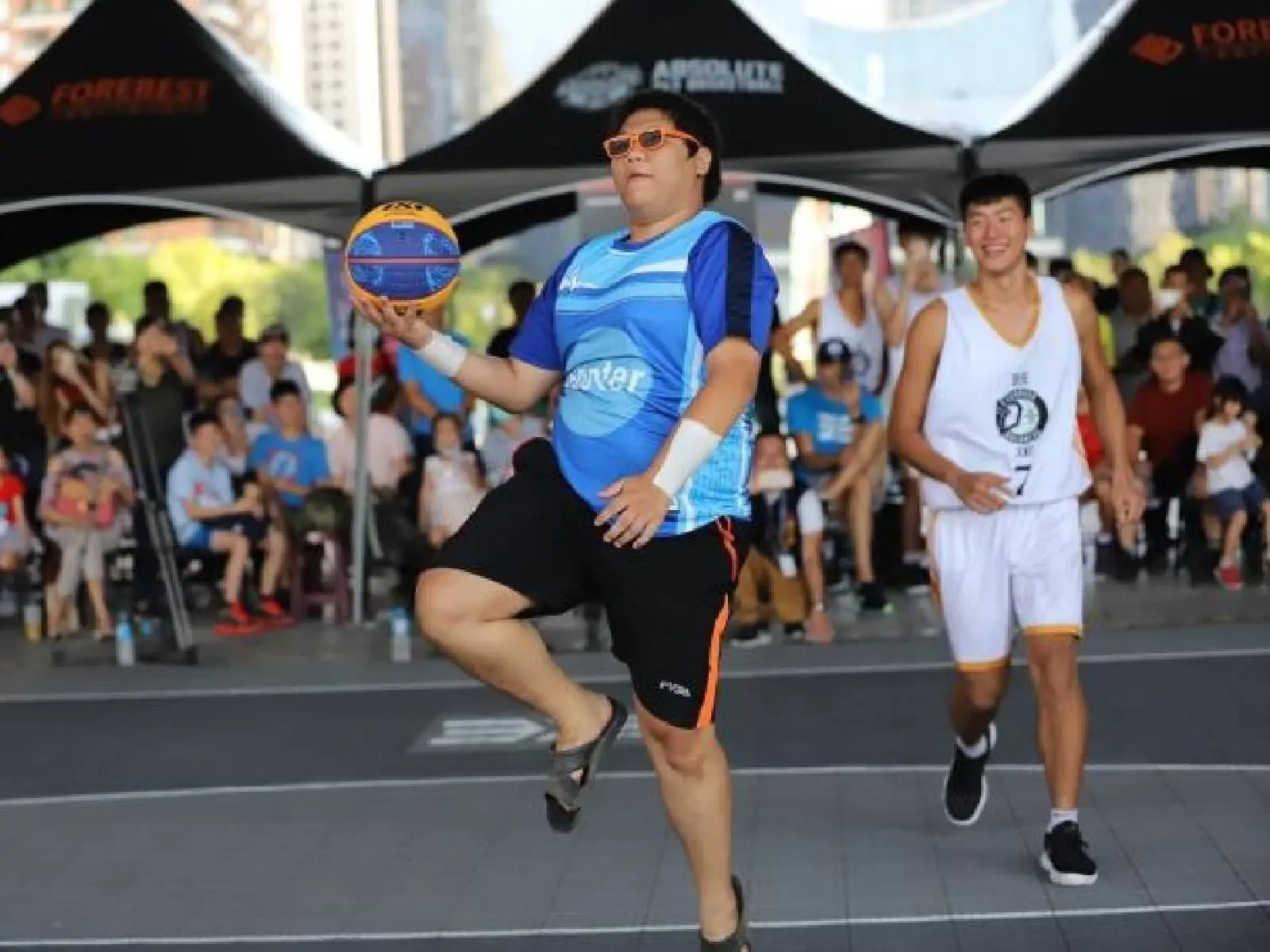 網紅冠杰想挑戰台灣 3x3 比賽，開直播積極練球並喊話：「得獎，我就開班做教學」