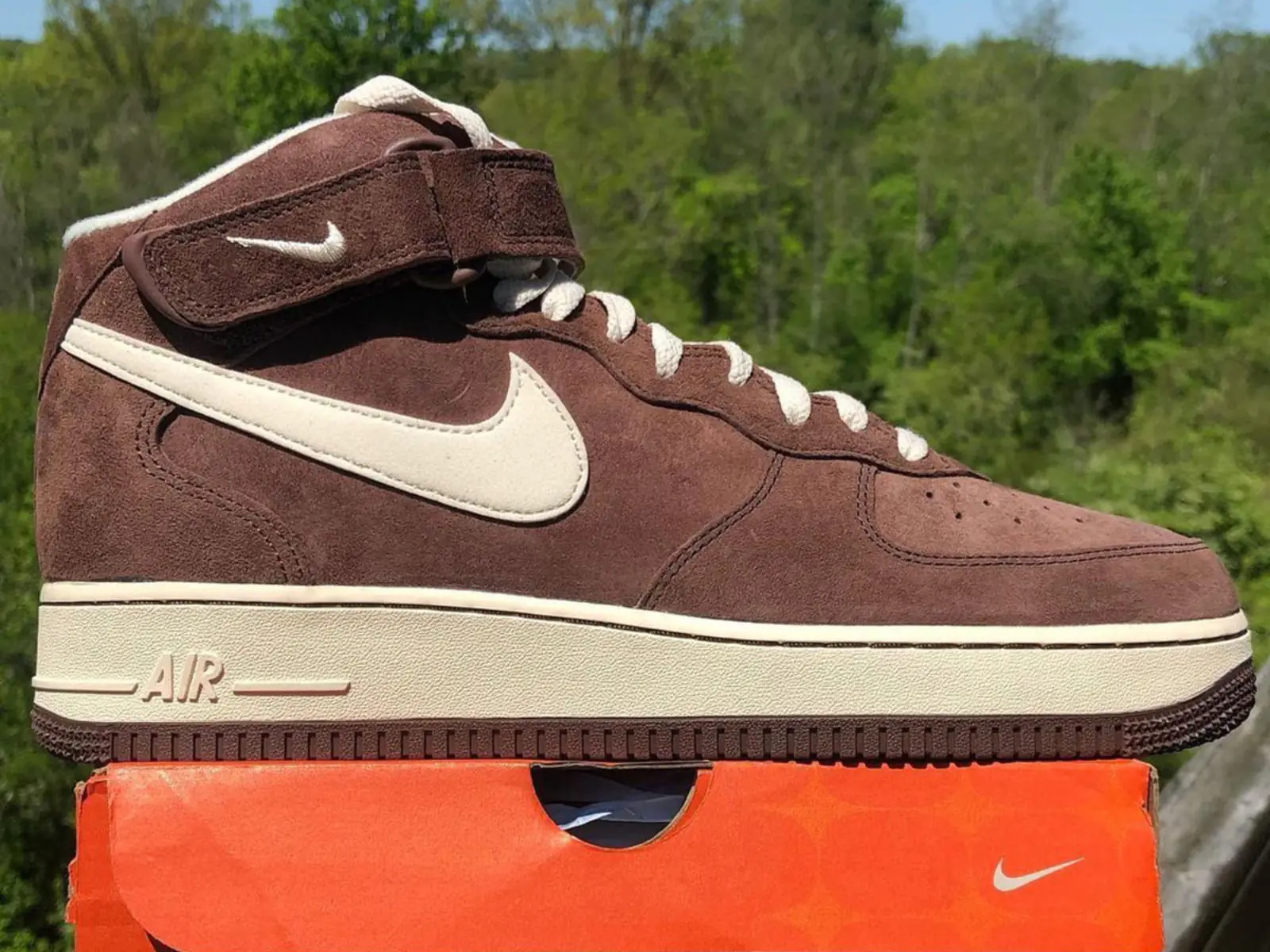 Nike Air Force 1 Mid 經典配色回歸！82 年人氣配色「Chocolate」搭配高質感麂皮，上腳後你就是老學校！