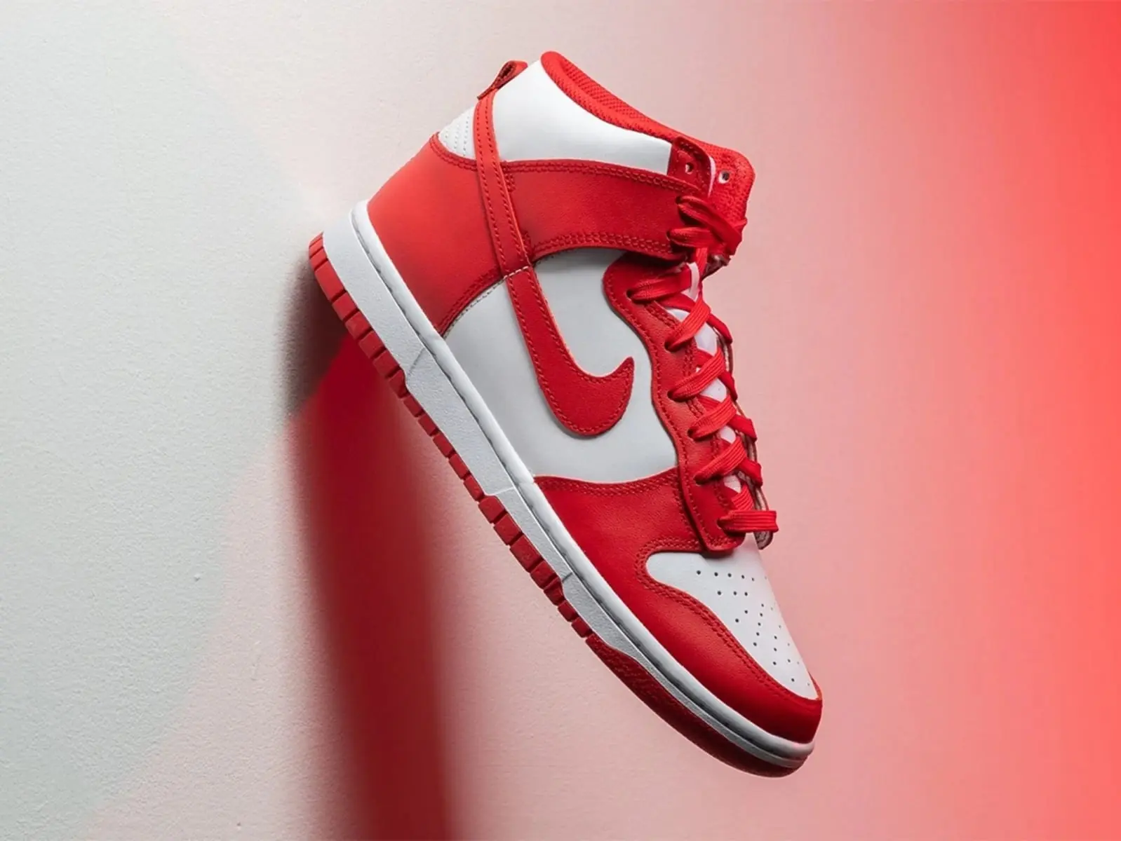 Nike Dunk High 全新配色「Championship Red」登場！超經典紅白配一秒勾起「Be True To Your School」熱血魂！