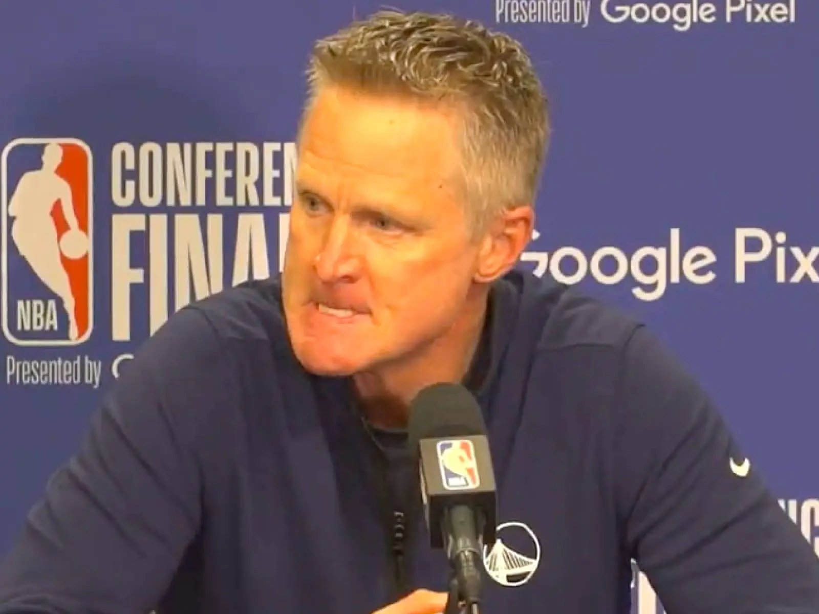NBA／美國爆發槍擊案致 14 名兒童遭殺害，勇士總教練 Steve Kerr 罕見暴怒拍桌、嘴唇發抖喊話！