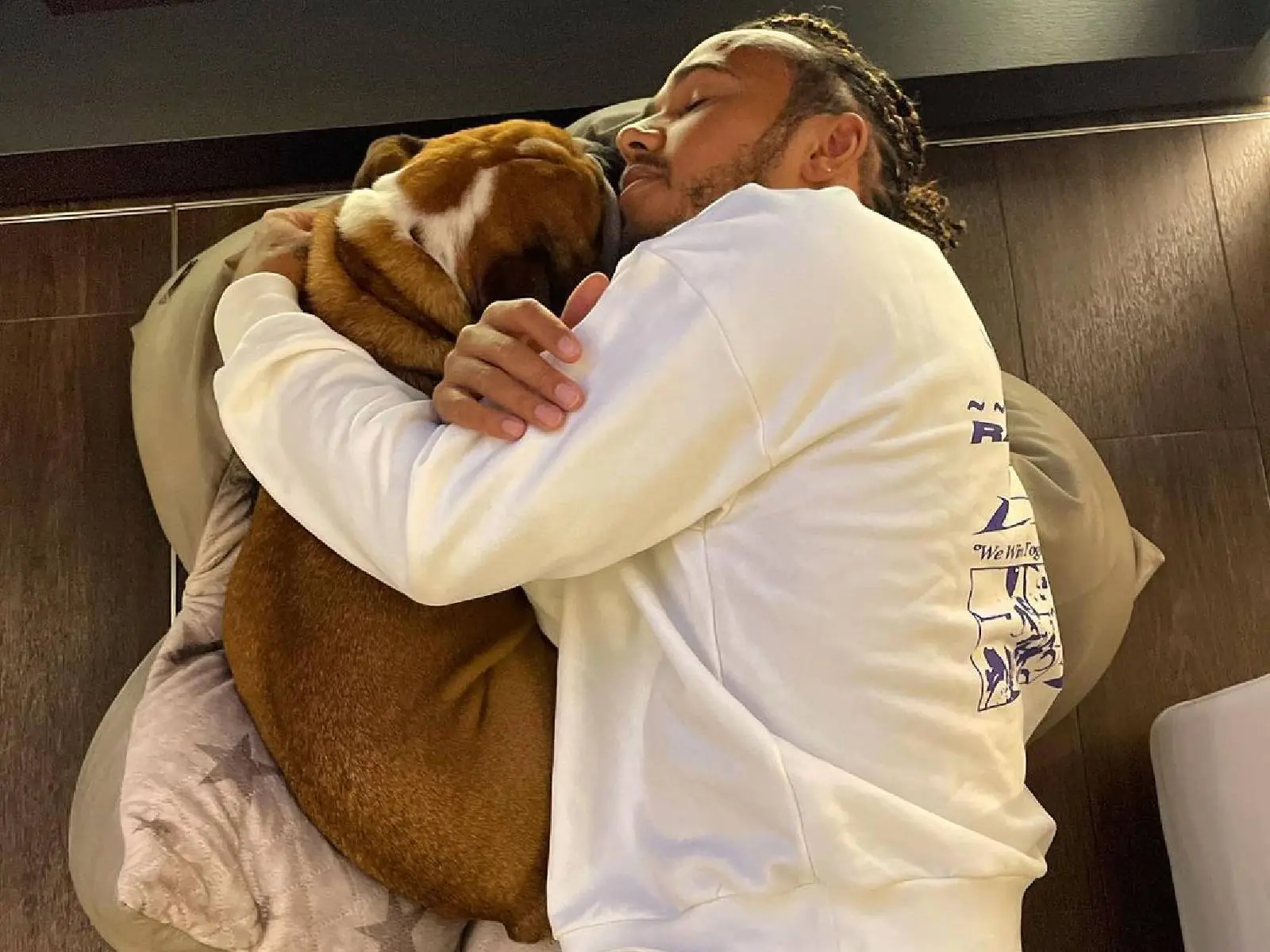 F1七屆冠軍車王 Lewis Hamilton 的愛犬每日可賺 2 萬台幣，還坐擁 46 萬粉絲、吃全素！
