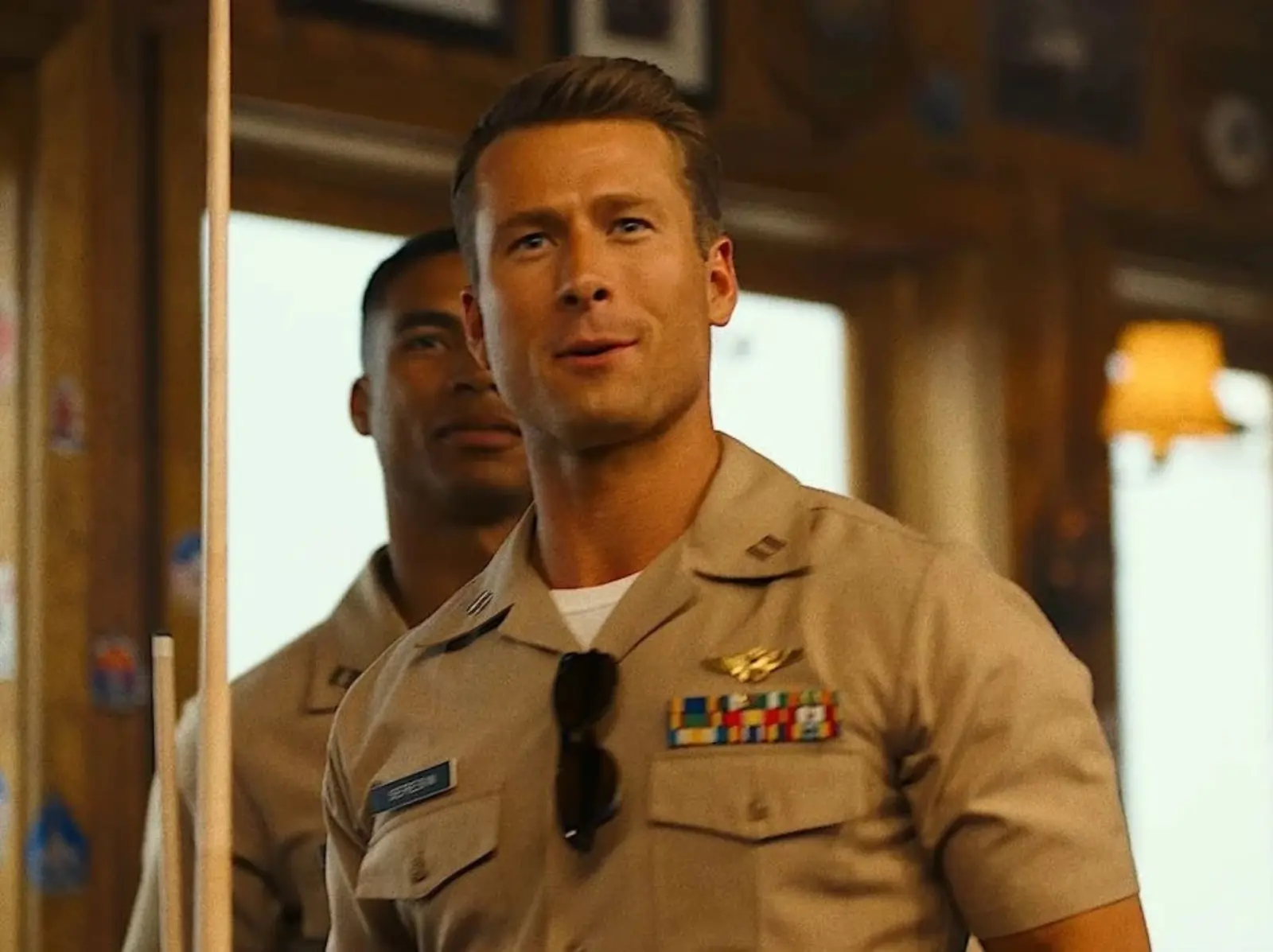 帥度不輸湯姆克魯斯！《捍衛戰士：獨行俠》劊子手 Glen Powell 的大肌肌到底怎麼練出來的？
