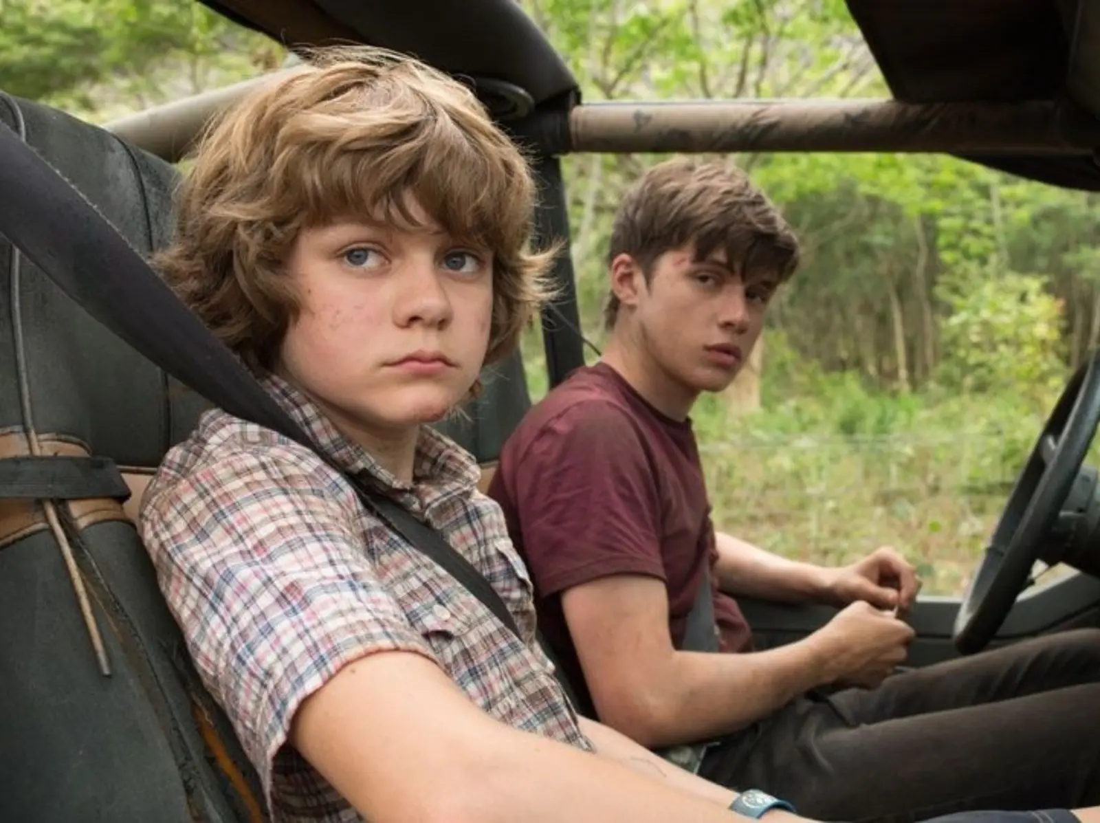 《侏儸紀世界》小兒子 Ty Simpkins「長大逆襲成天菜鮮肉」，招牌捲髮配上迷人電眼想不淪陷都難！ 