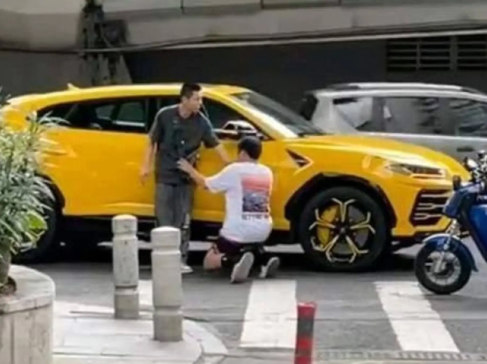 騎士撞千萬名車藍寶堅尼竟「下跪痛哭求饒」，事後坦承「全是演戲」只為躲避賠償費用！