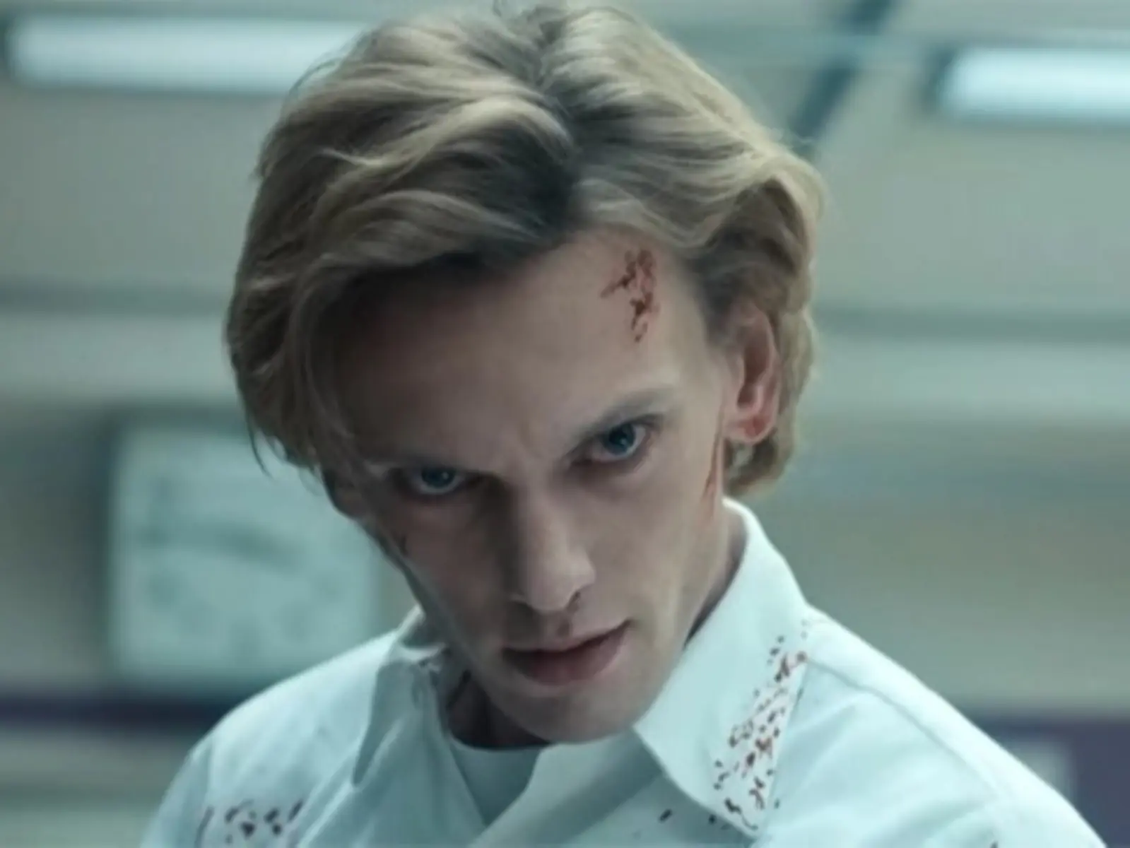看《怪奇物語 4 》被 Jamie Campbell Bower 邪魅氣質煞到！曾演《暮光之城》、俊美帥臉奪高分！