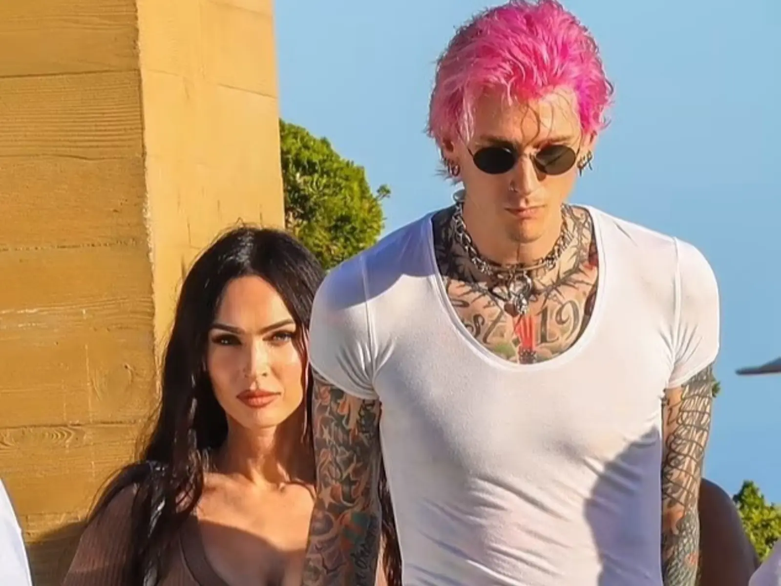 MGK 機關槍凱利穿緊身上衣，頂螢光粉髮色上街約會引發話題：「有點幸福肥！」