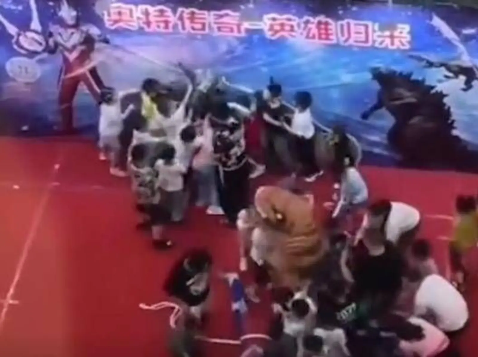 怪獸將超人力霸王打趴在地，遭小朋友們上台「圍毆」護偶像，演員怒喊：不加錢就報警！