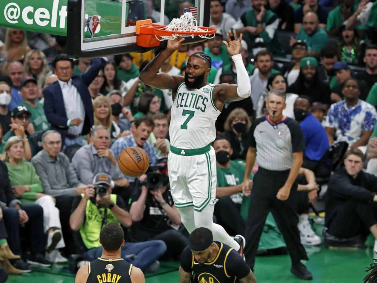 NBA／塞爾提克三球星打出 20＋5＋5 贏總冠軍戰 G3，勇士 Curry 砍 31 分也無力挽救！