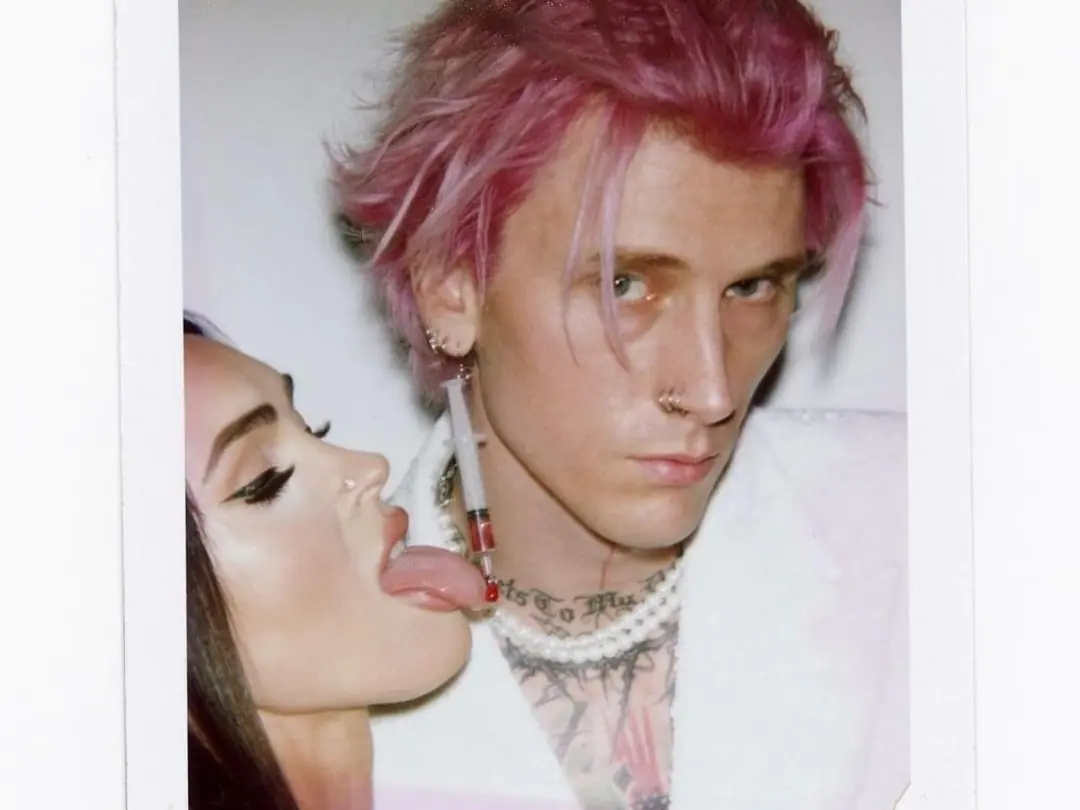 機關槍凱利 Machine Gun Kelly 配戴「針筒耳環」走上首映紅毯，再次與梅根福克斯高調放閃！