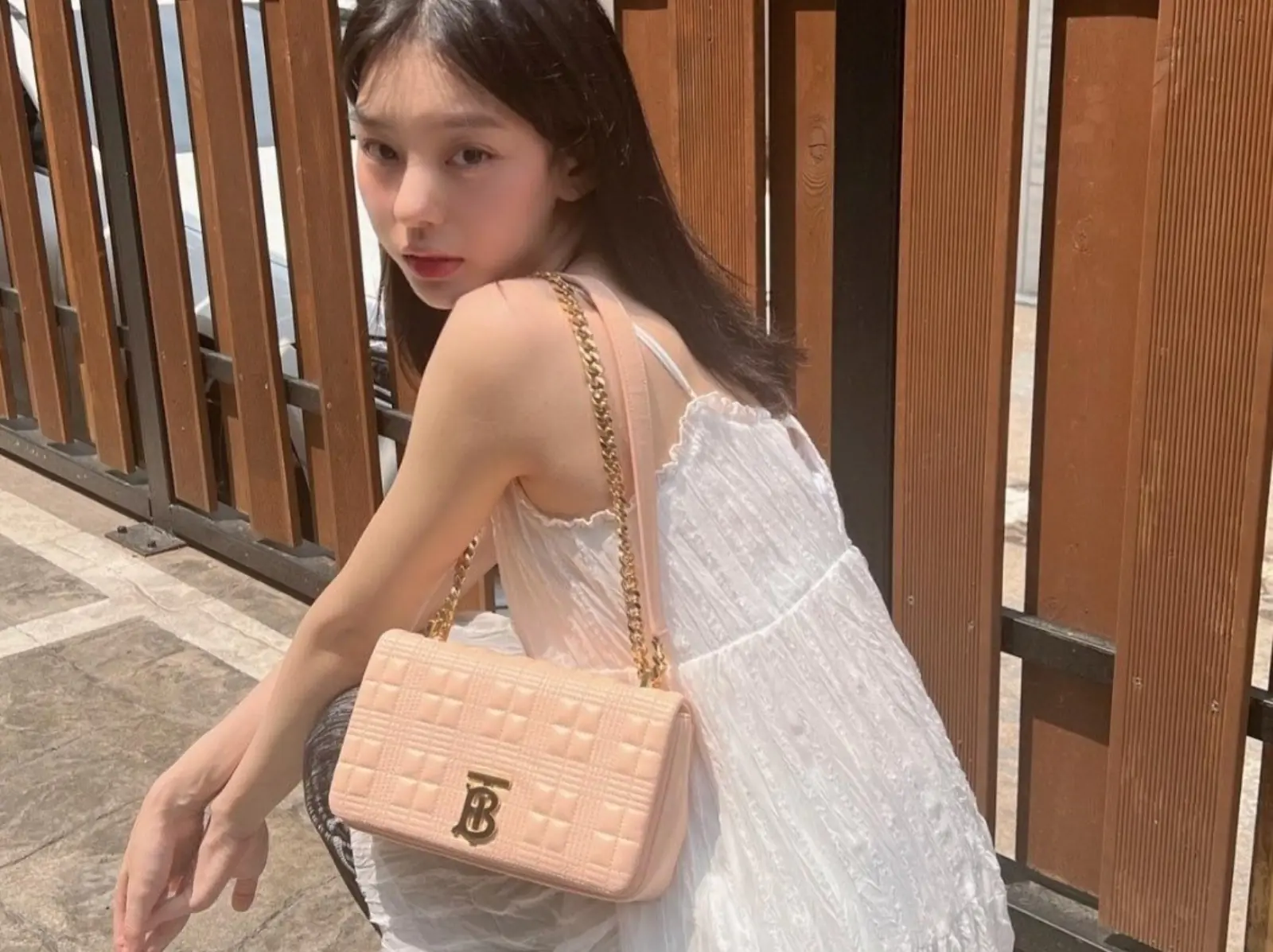 韓國最美舞者 no:ze 淡妝照登熱搜，連帶她手上的 Burberry 包都被問翻！加碼推薦 5 款女神愛不釋手的精品包～