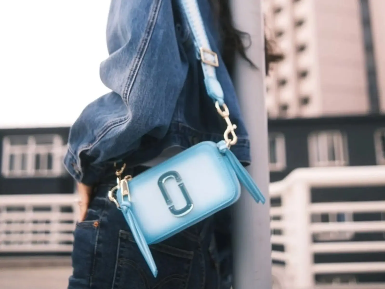 Bottega Veneta 、Prada…嚴選 5 款「防雨系精品包」，讓你梅雨季來也不狼狽！