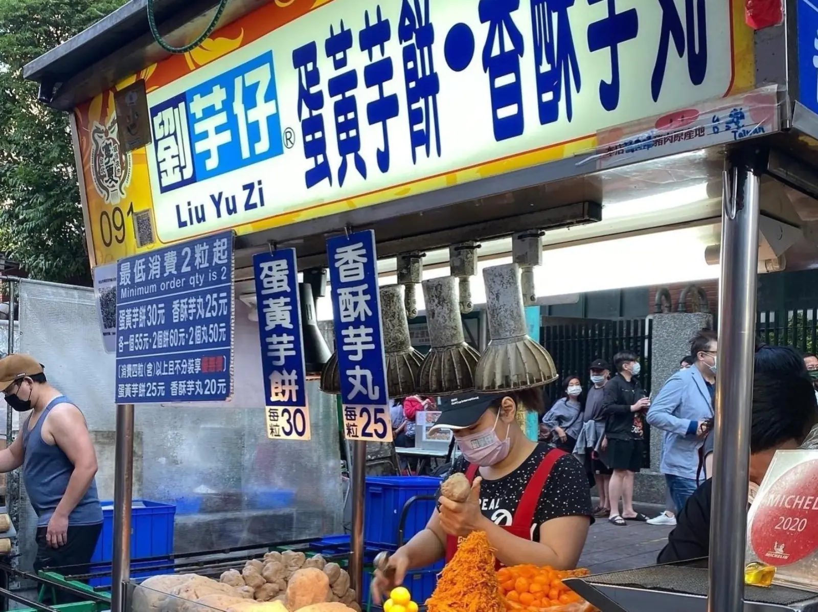 2025 寧夏夜市 10 家必吃美食推薦／米其林蚵仔煎、爆漿雞蛋糕、手工芋丸⋯通通吃爆！