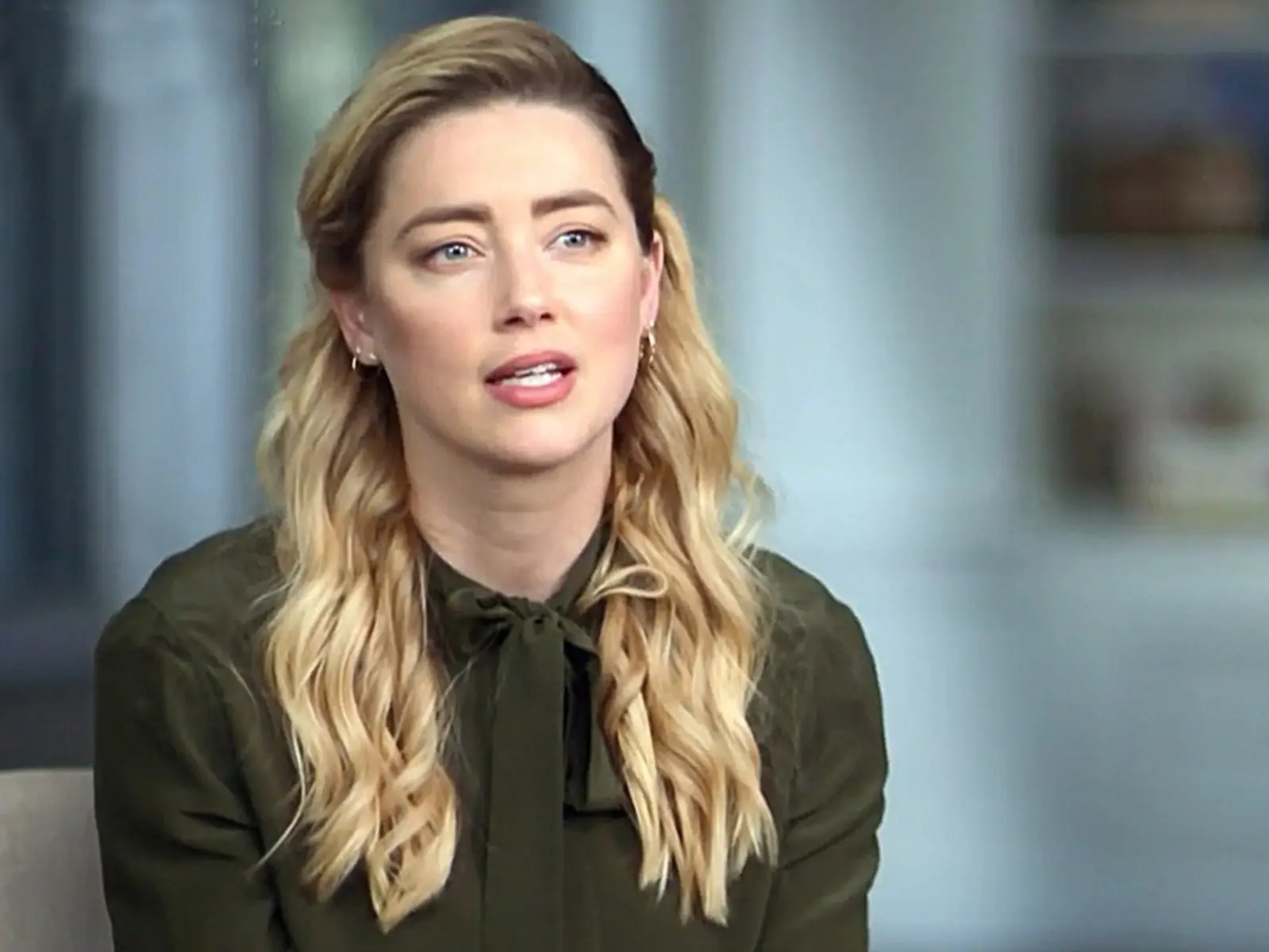 安柏赫德 Amber Heard 訪談再指控強尼戴普滿口謊言，可能再被拖上法庭！
