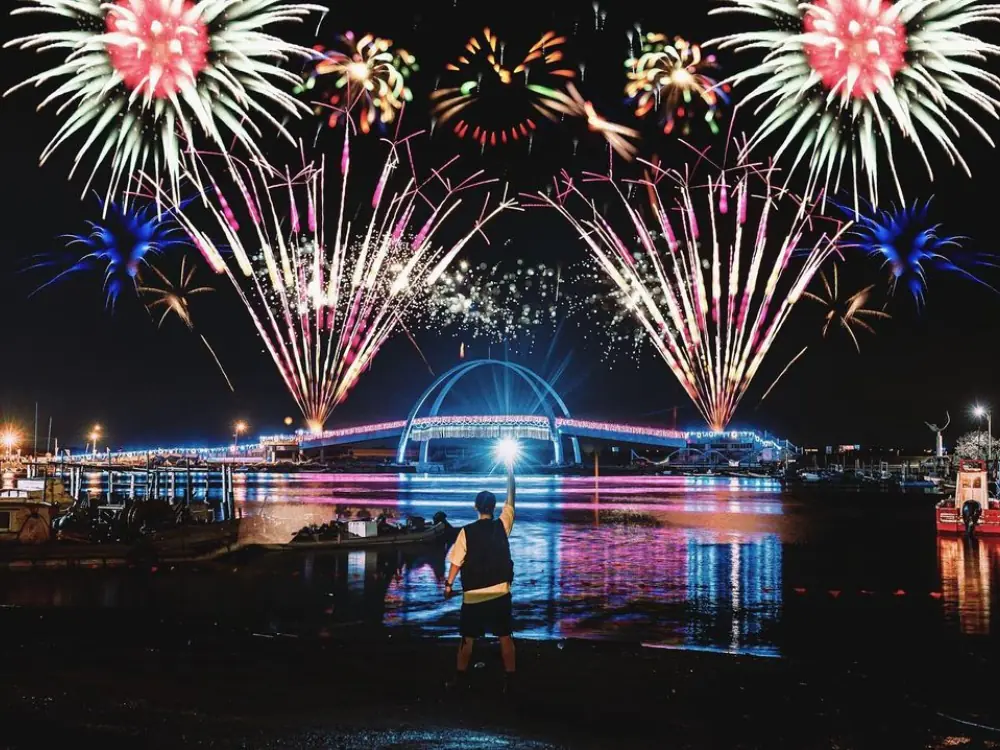 「2022 王功漁火節」媽祖五聖筊 8/27、28 彰化登場！煙火秀、音樂祭⋯還有烤肥蚵讓你吃到痛風！