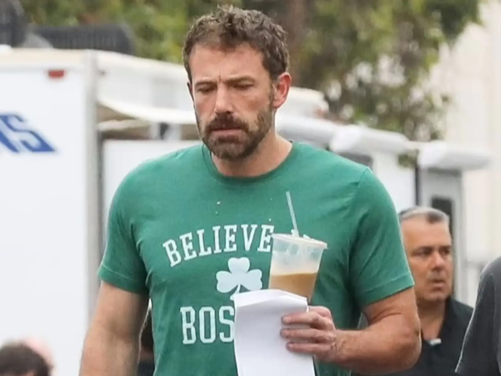 珍妮佛羅培茲一周四次有夠操！班艾佛列克 Ben Affleck 拍攝片場露一臉疲憊，狂靠咖啡提神！