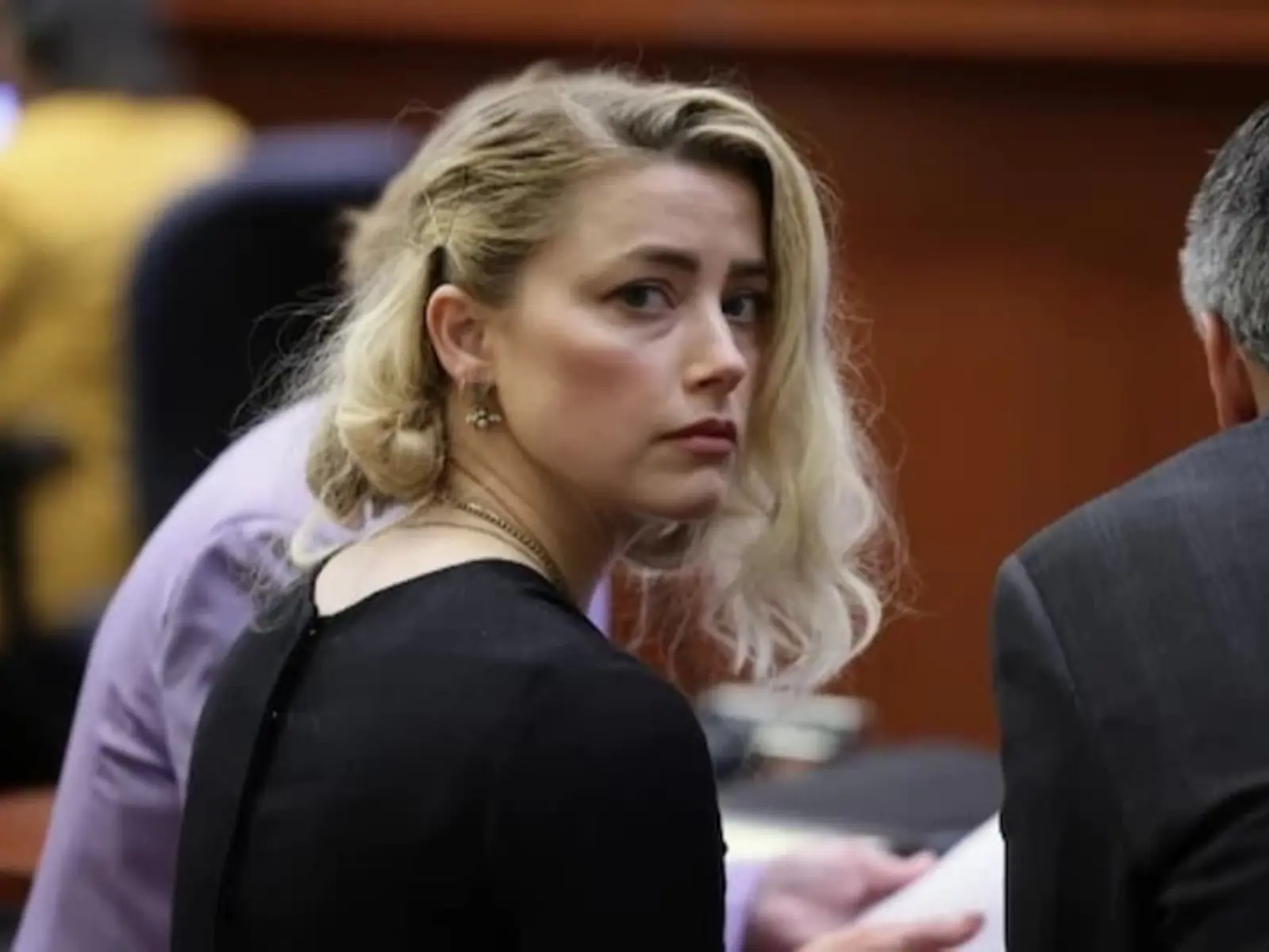 安柏赫德 Amber Heard 逛折扣商場，被拍到正在翻找便宜貨引網批：「又要藉此博取同情？」