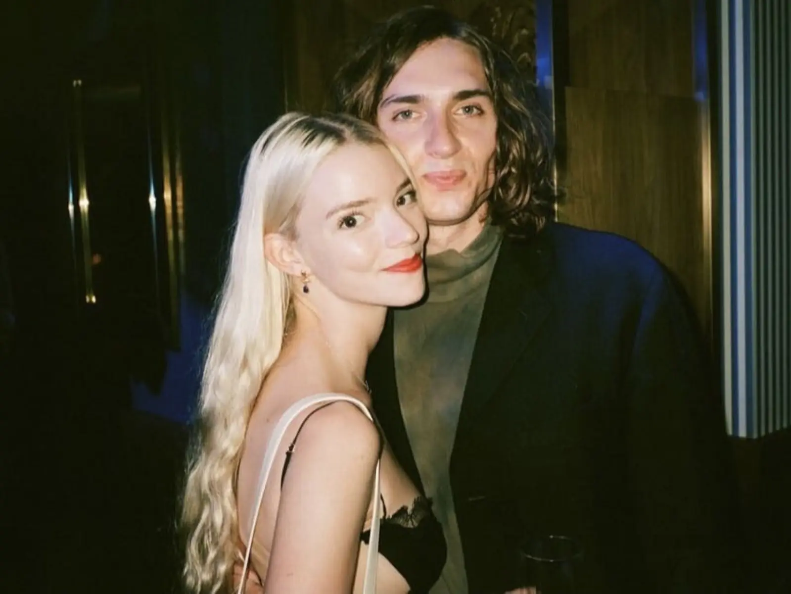 安雅泰勒喬伊 Anya Taylor-Joy 炫耀無名指戒指，疑似與音樂家男友 Malcolm McRae 訂婚！