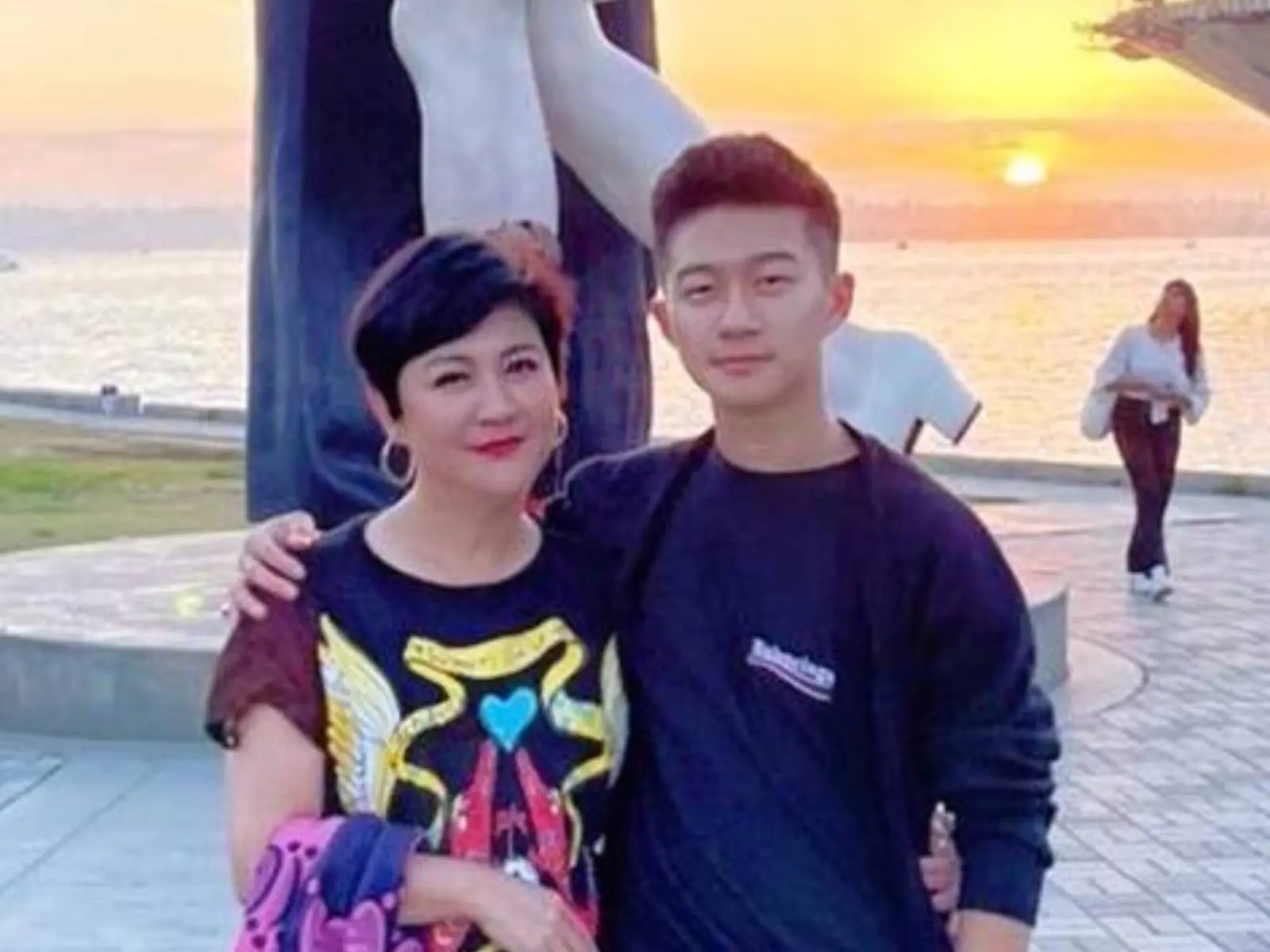 台灣女星崔佩儀兒子滿 18 歲考到駕照，老公送一台 135 萬 Mazda Miata MX-5 敞篷車當禮物！