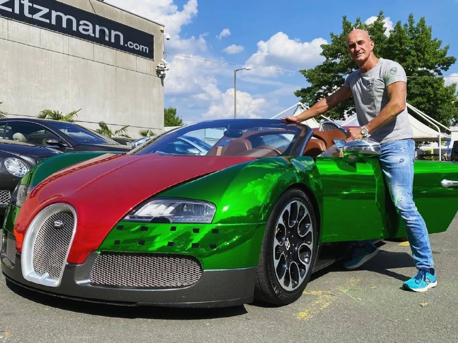 德國富豪用「山豬王」Bugatti Chiron、勞斯萊斯的車門做引體向上，完全不怕壞掉、掉進海裡！