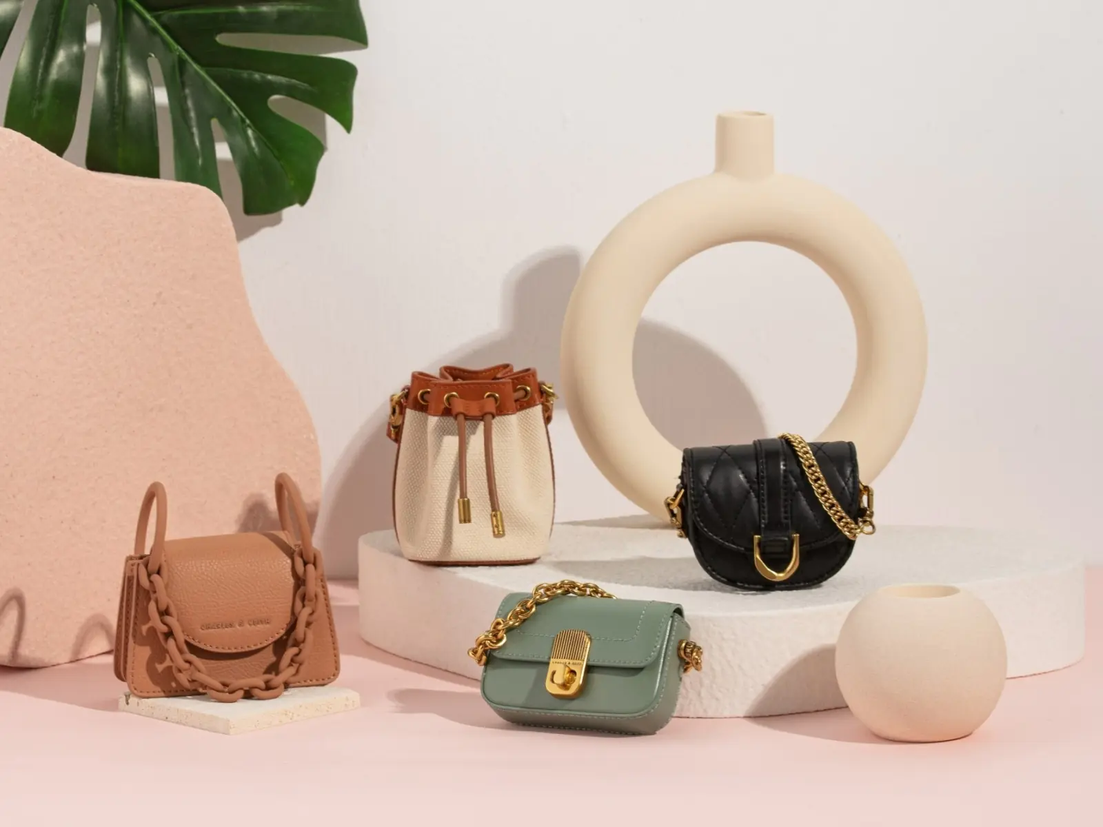 CHARLES & KEITH 戀戀夏日迷你包組，四款品牌經典小廢包，擁抱盛夏療癒片刻