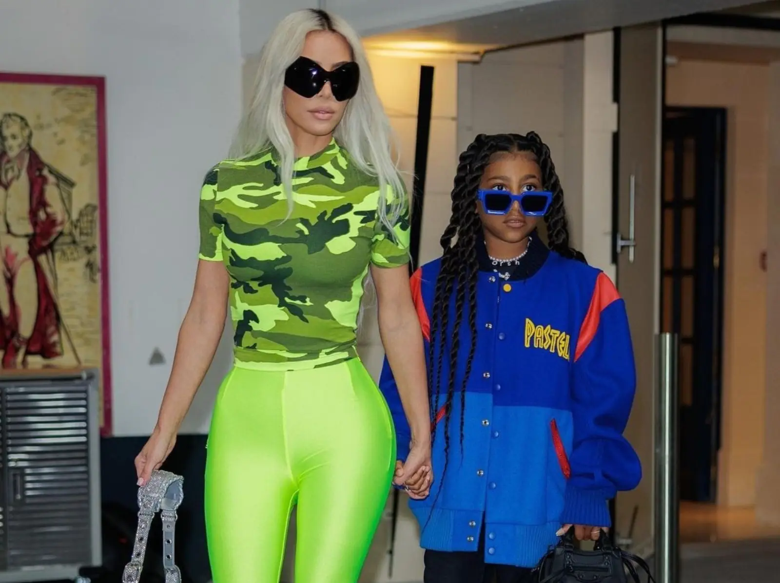 金卡戴珊、肯爺 Kanye West 女兒 North West 脾氣超搶鏡，嗆記者：「幹嘛成天跟著我們？」
