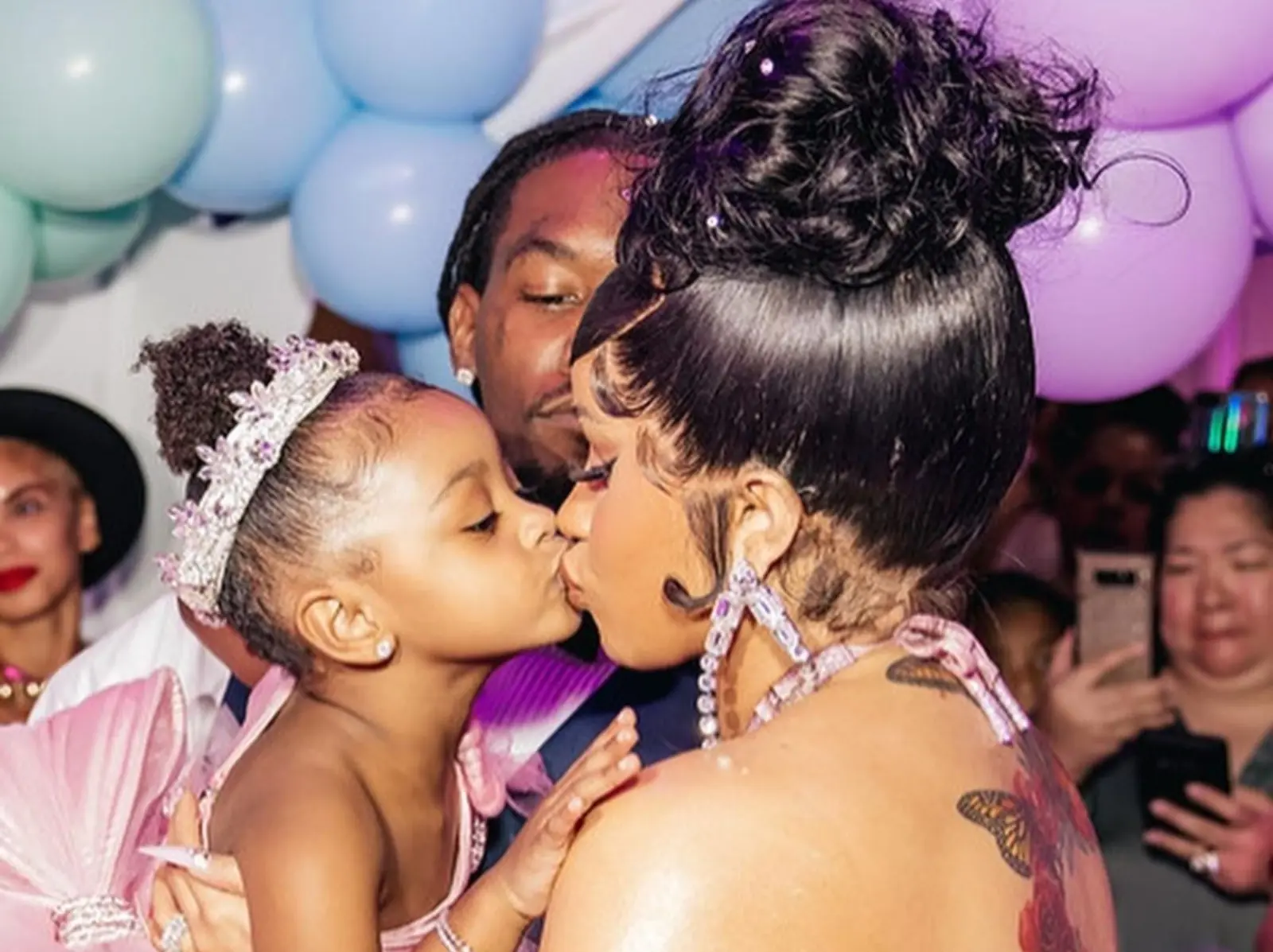 Cardi B 豪送百萬現鈔給 4 歲女兒 Kulture 慶生，遭網狂酸禮物不恰當！