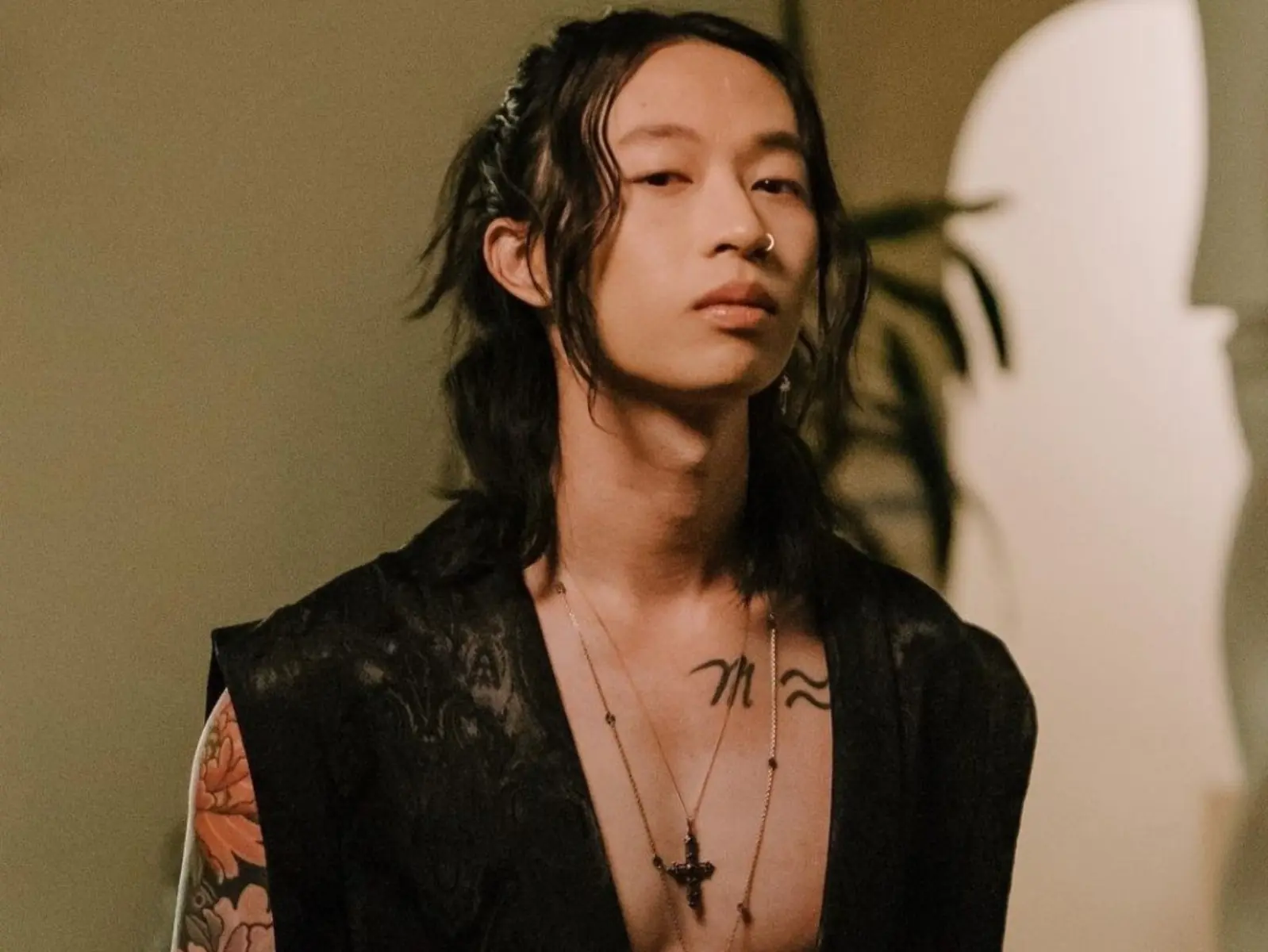 盤點 Keshi 的 7 套「男神級穿搭」！搶不到演唱會門票，也能晉升行走發電機！