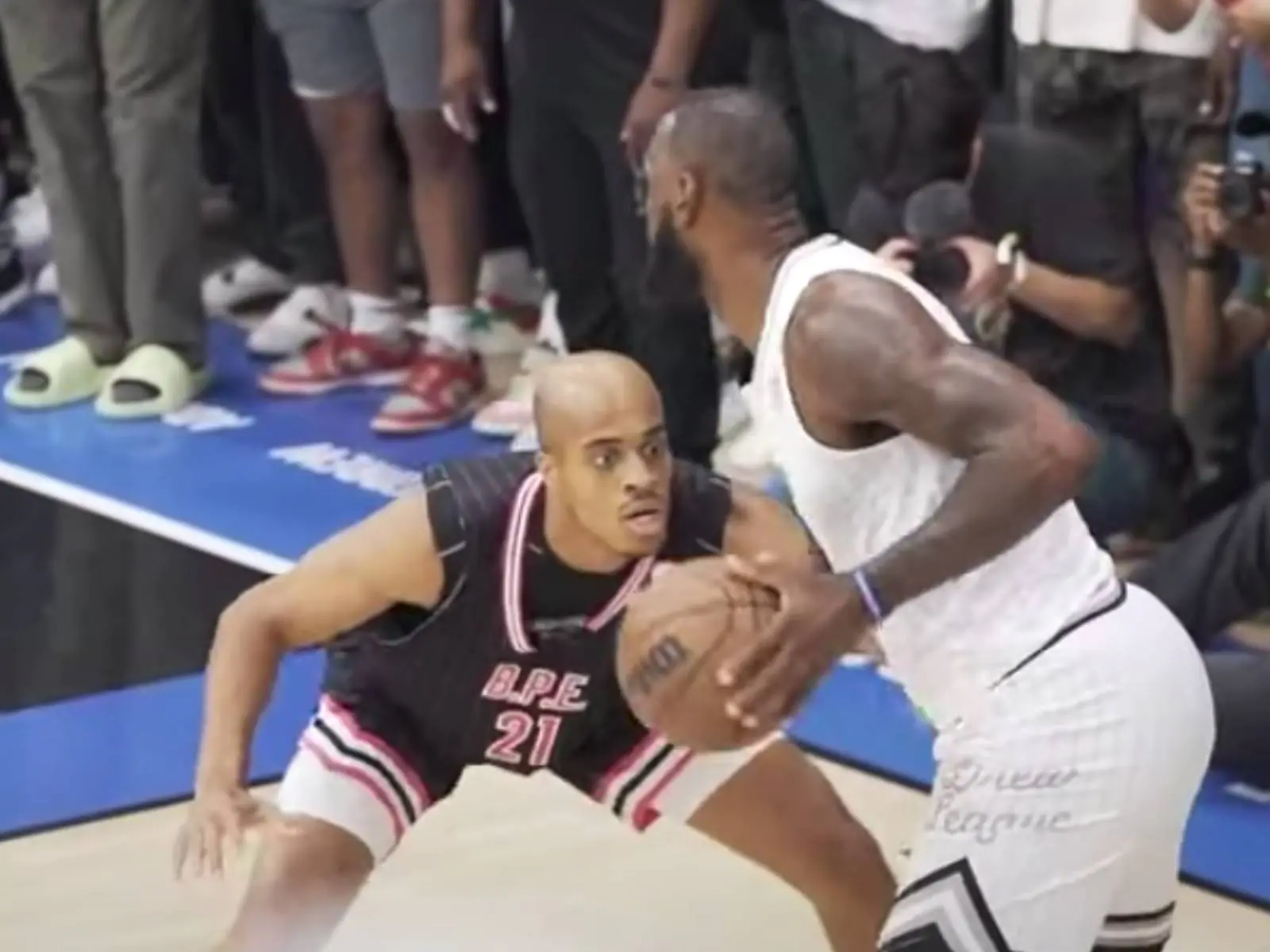NBA／「詹皇」LeBron James 業餘比賽大砍 42＋16，面目猙獰防守他的球員喊話：「我得 20 分」
