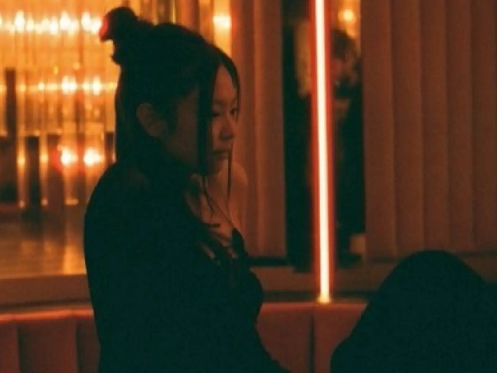 BLACKPINK Jennie 現身大尺度美劇！曬熱辣纖腰與強尼戴普 Lily-Rose Depp 同框飆戲～
