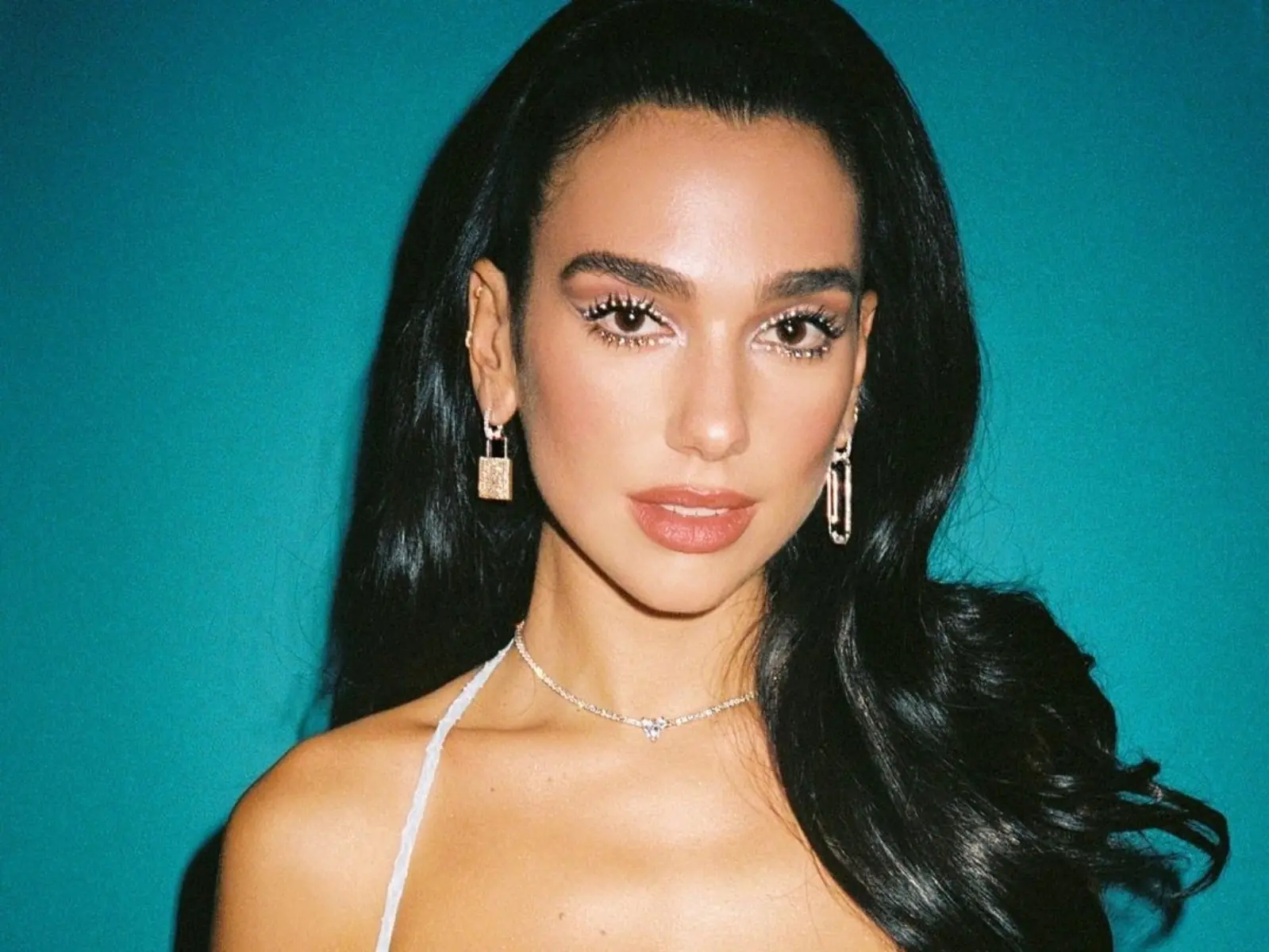 傳 Dua Lipa 加盟演出 DC 最性感女英雄「扎坦娜」！引網反對：「乳搖女神亞歷珊卓妲妲里奧才適合！」