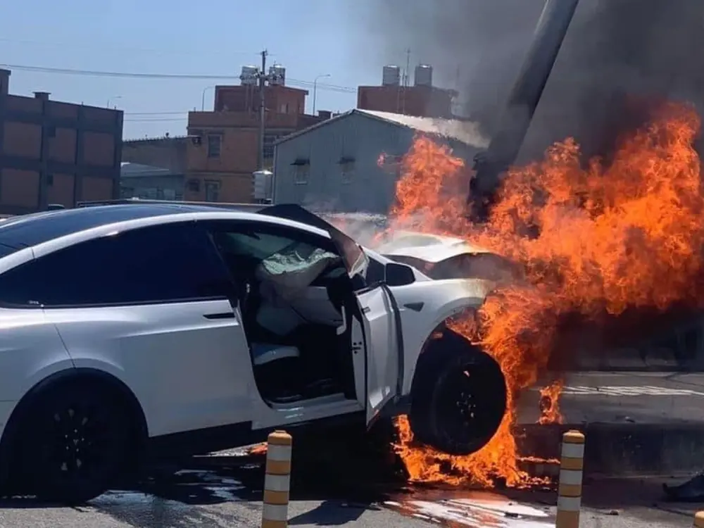 「林志穎」開特斯拉自撞車禍，車頭全毀起火，滿頭血傷勢照超駭人！