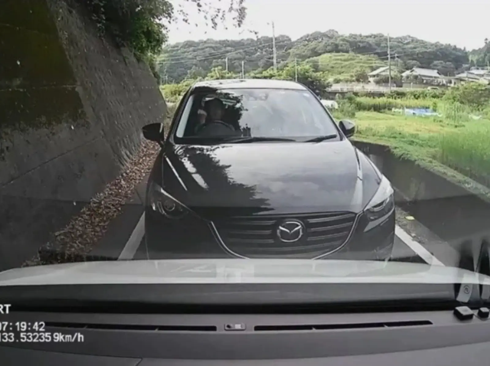 日本駕駛狹路遇會車，最後竟然以「猜拳」決定誰進誰退！