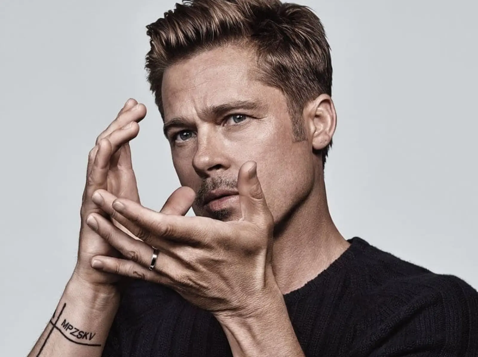 《惡狼特工》布萊德彼特 Brad Pitt 刺青秘密大解析：裘莉晚上亂畫的、家人名字縮寫！